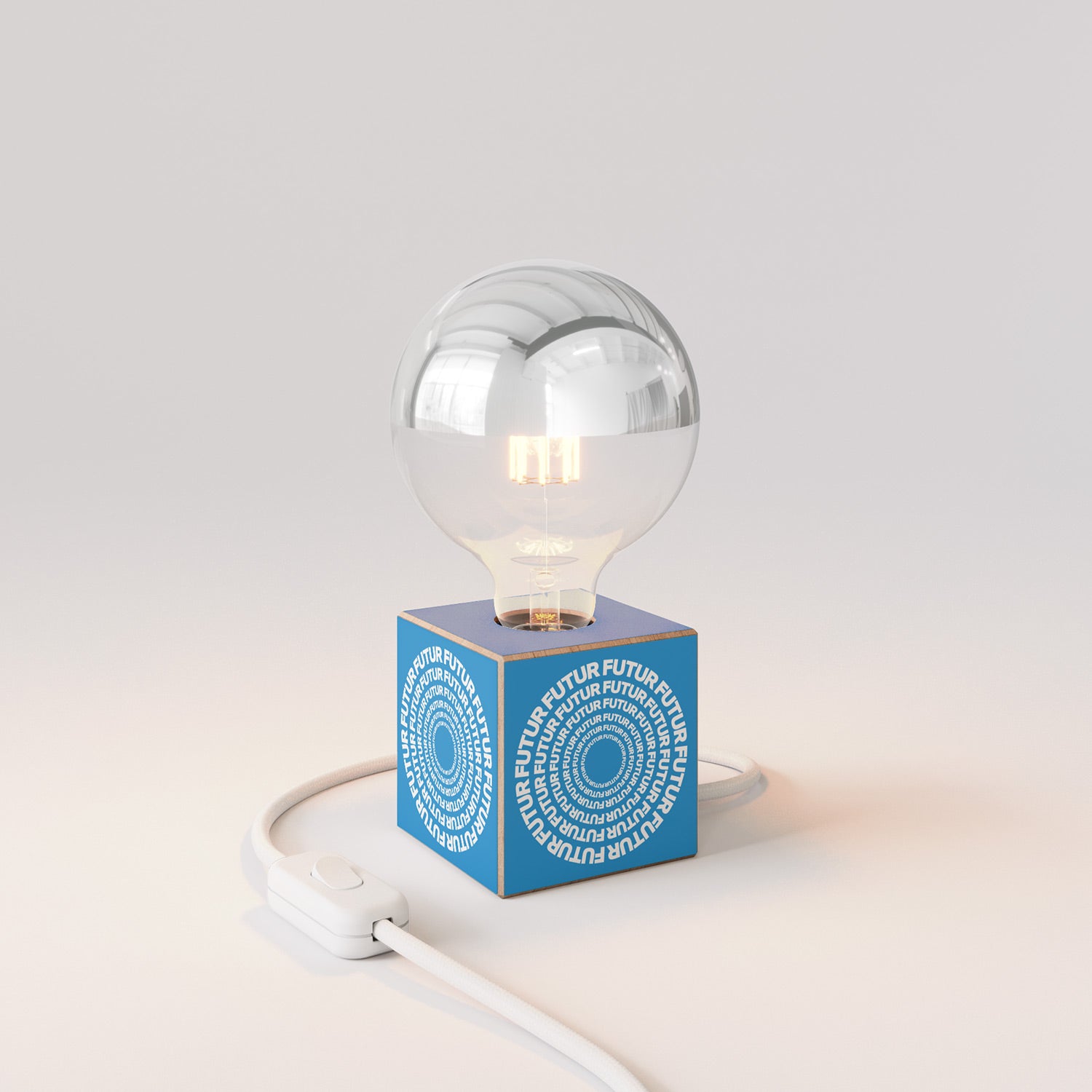 Lampada da tavolo Cubetto "Futur" con spina inglese e lampadina globo mezza sfera argento - Futur Festival