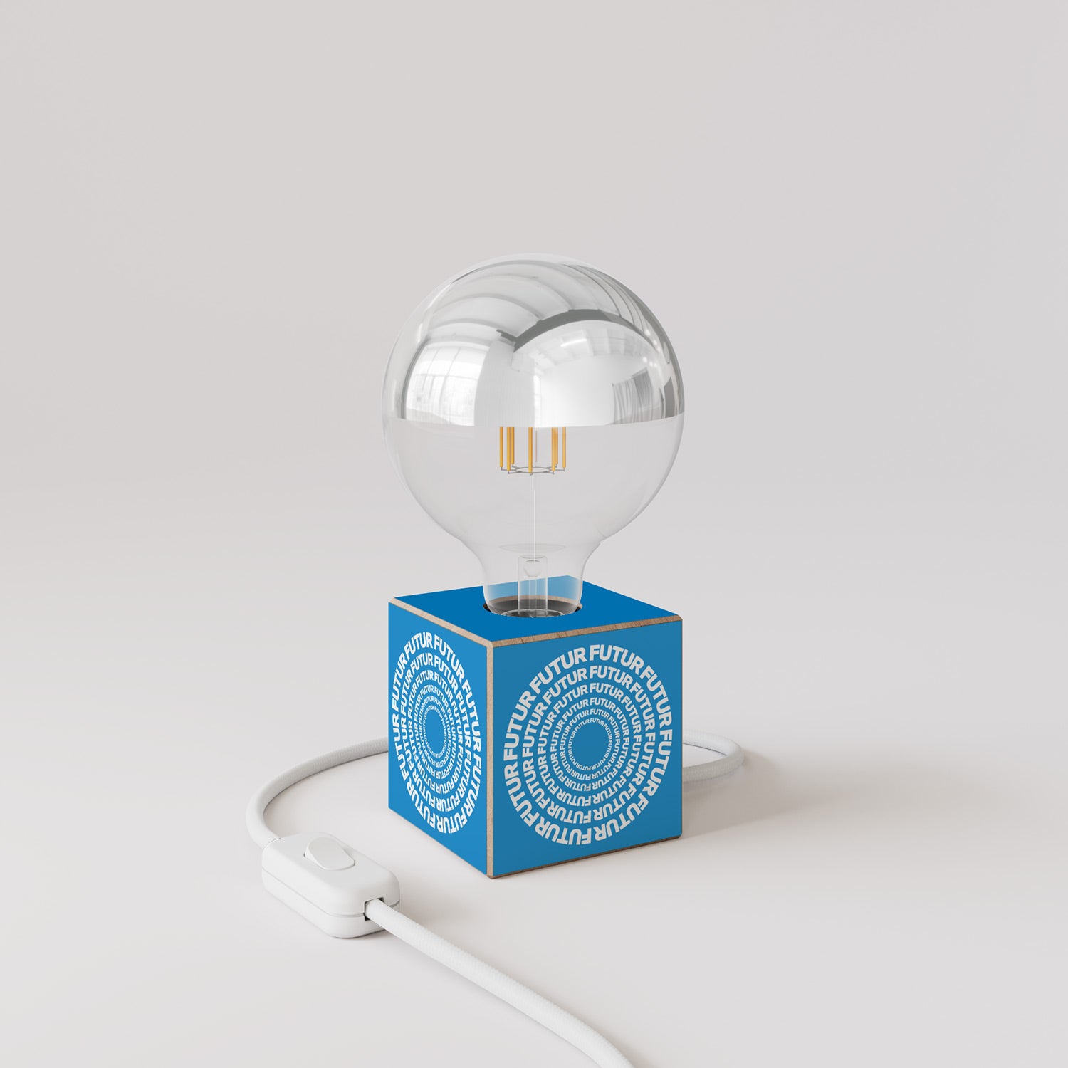 Lampada da tavolo Cubetto "Futur" con spina inglese e lampadina globo mezza sfera argento - Futur Festival
