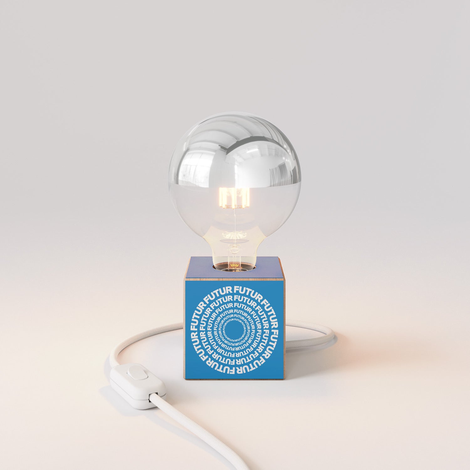 Lampada da tavolo Cubetto "Futur" con spina inglese e lampadina globo mezza sfera argento - Futur Festival