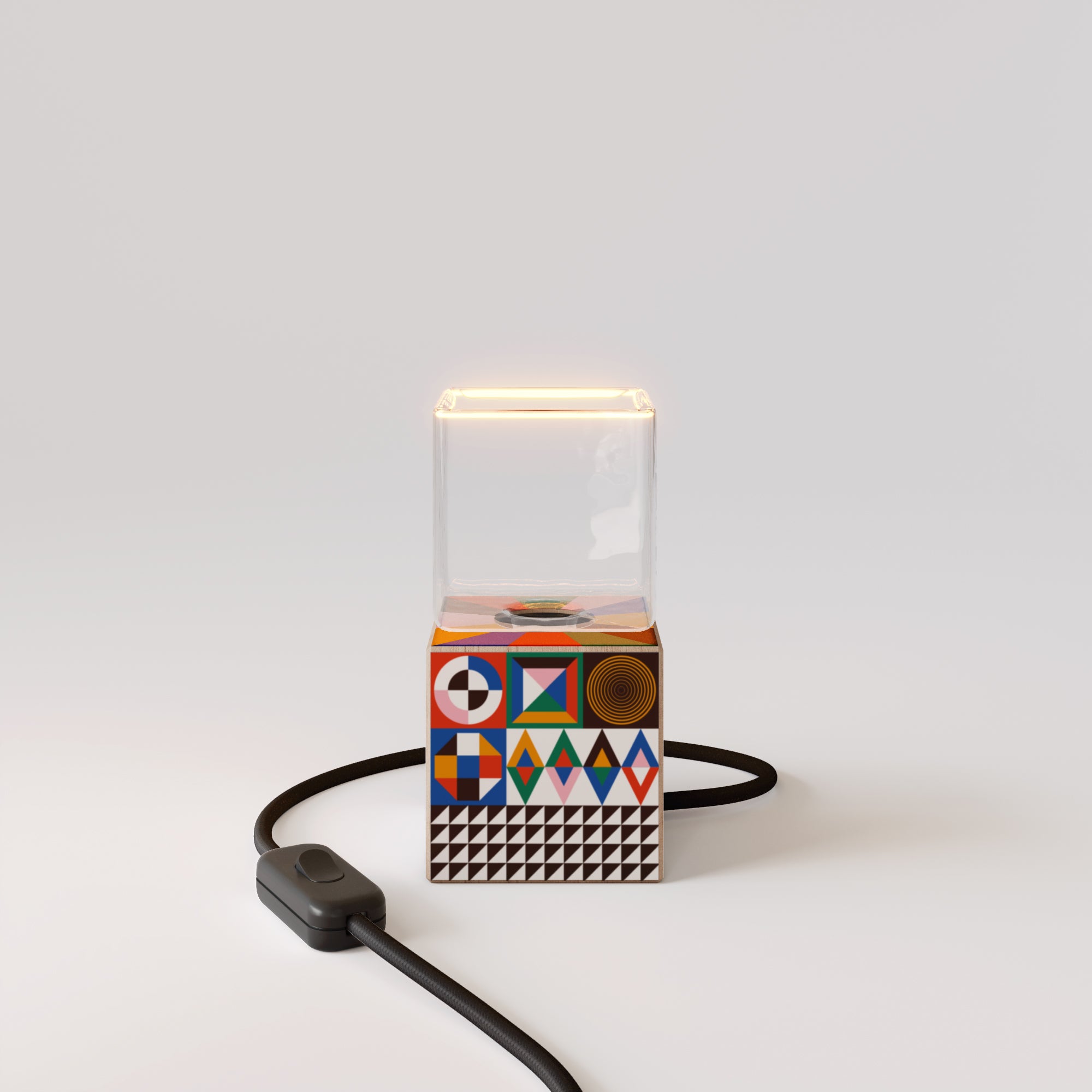 Lampada da tavolo Cubetto con spina inglese e lampadina Ghost - PosterLad