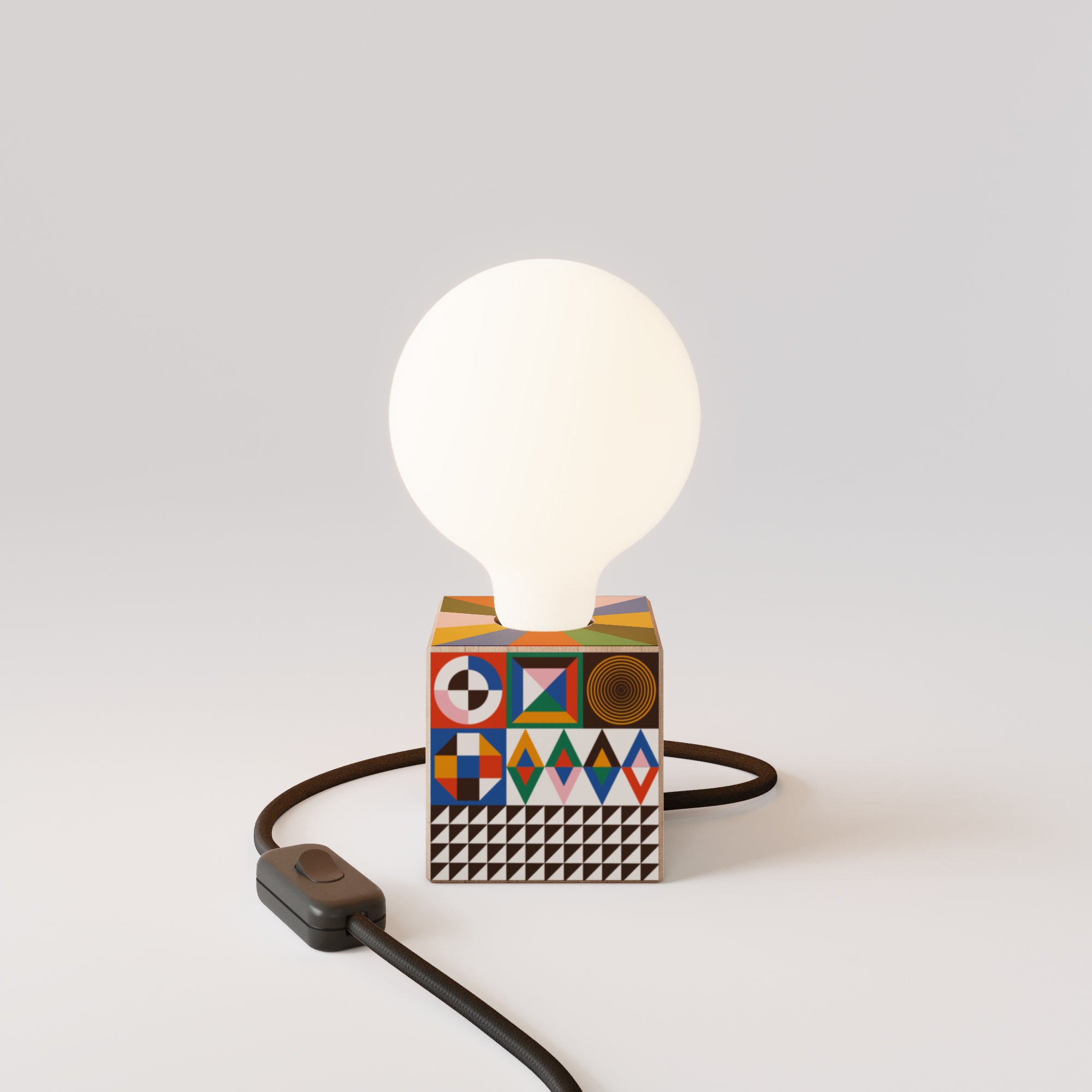 Lampada da tavolo Cubetto con spina inglese e lampadina globo effetto porcellana - PosterLad
