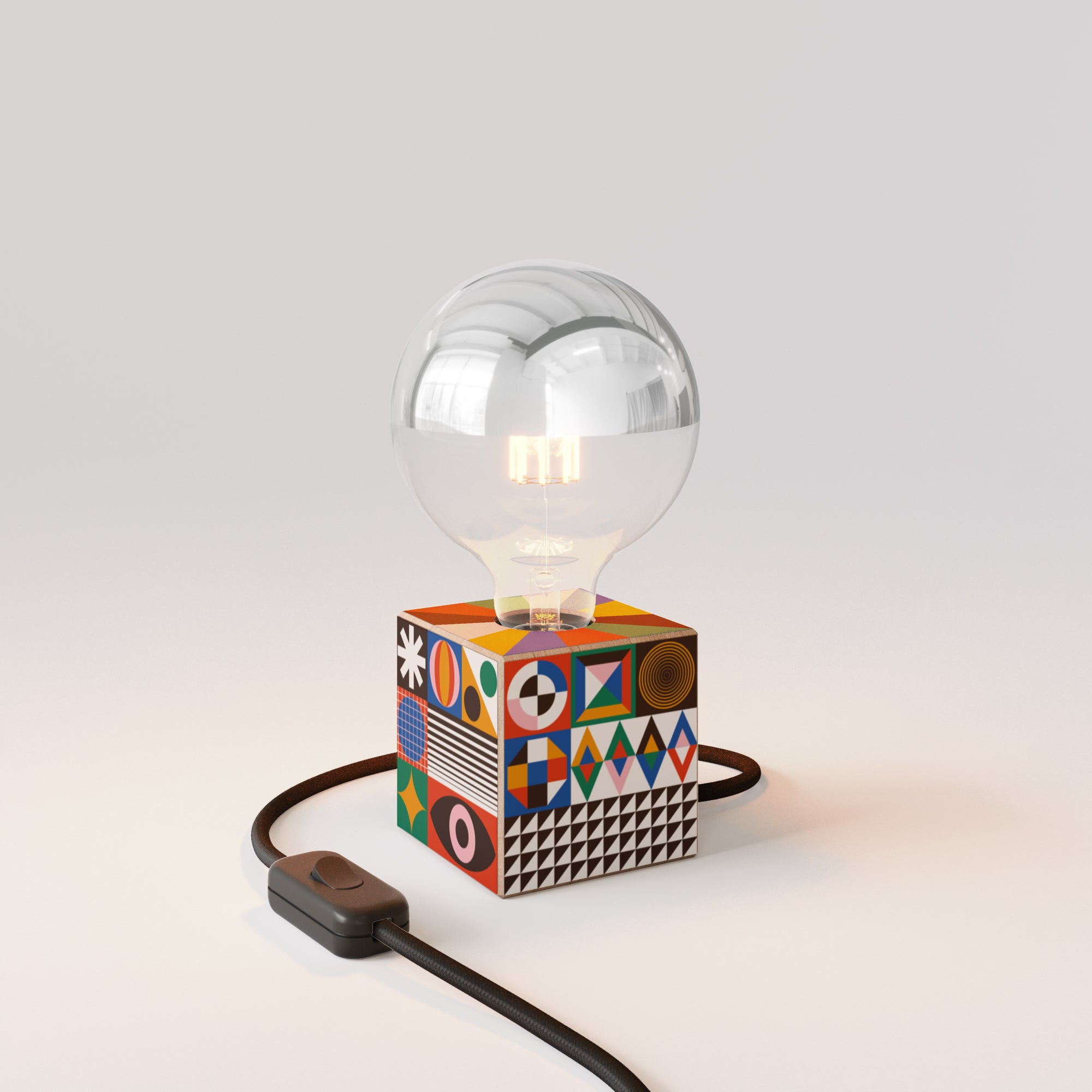 Lampada da tavolo Cubetto con spina inglese e lampadina globo mezza sfera argento - PosterLad