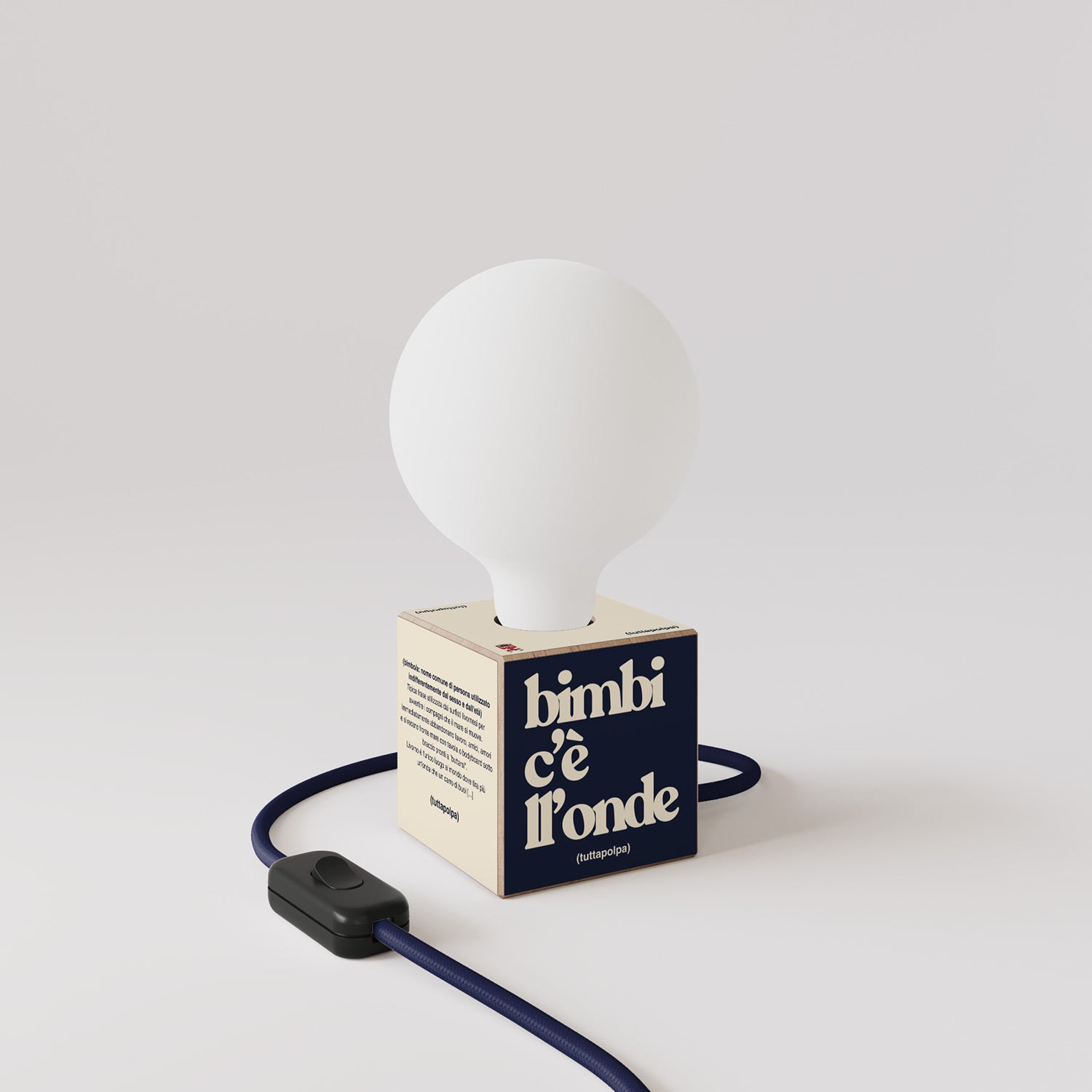 Lampada da tavolo Cubetto "Bimbi c’è l’onde" con spina inglese e lampadina globo effetto porcellana - Tuttapolpa