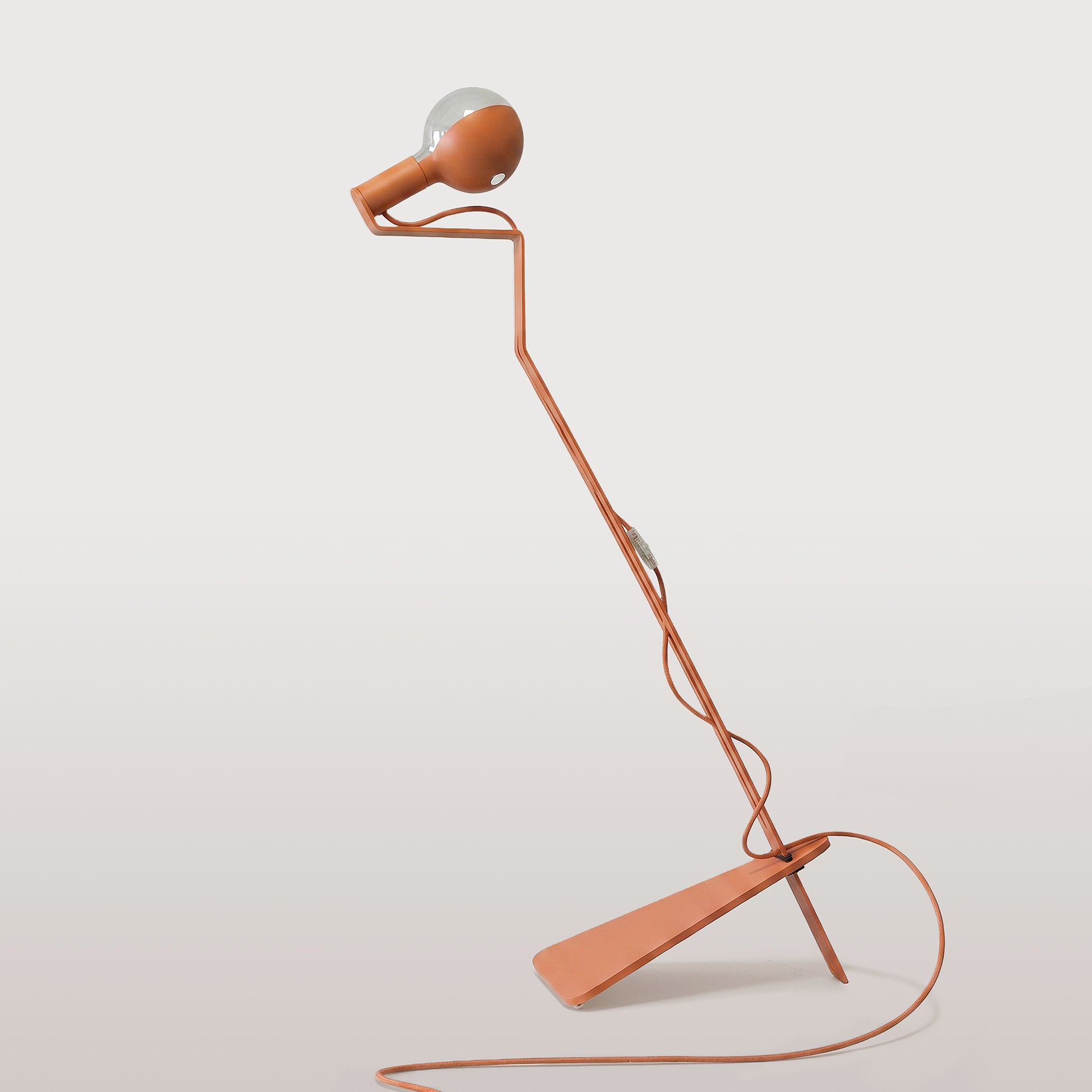 Lampada da terra inclinabile con lampadina LED G125 verniciata e spina UK - Mario Talia - Arancione