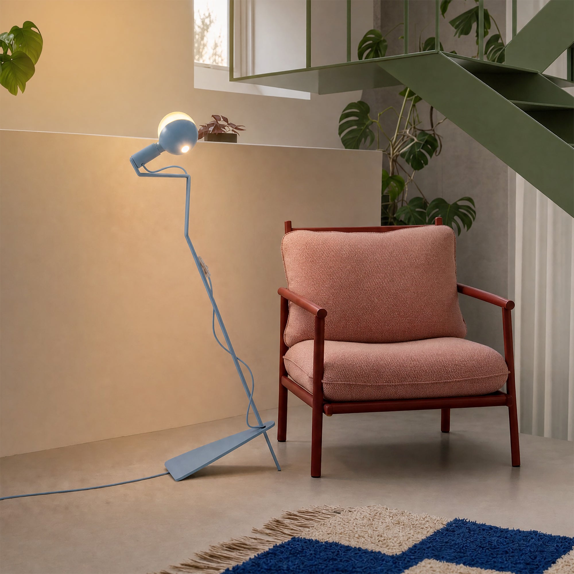 Lampada da terra inclinabile con lampadina LED G125 verniciata e spina UK - Mario Talia - Blu
