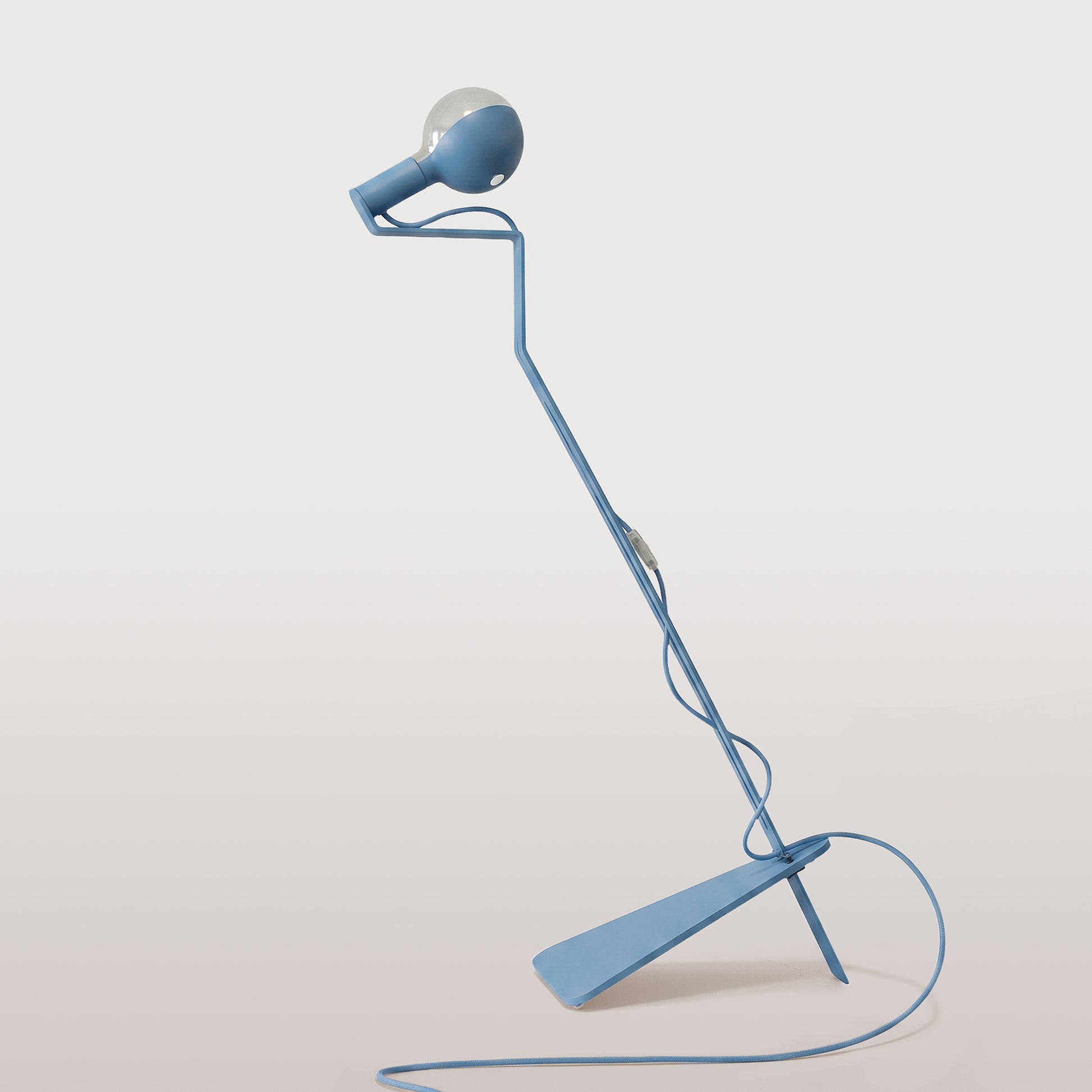 Lampada da terra inclinabile con lampadina LED G125 verniciata e spina UK - Mario Talia - Blu