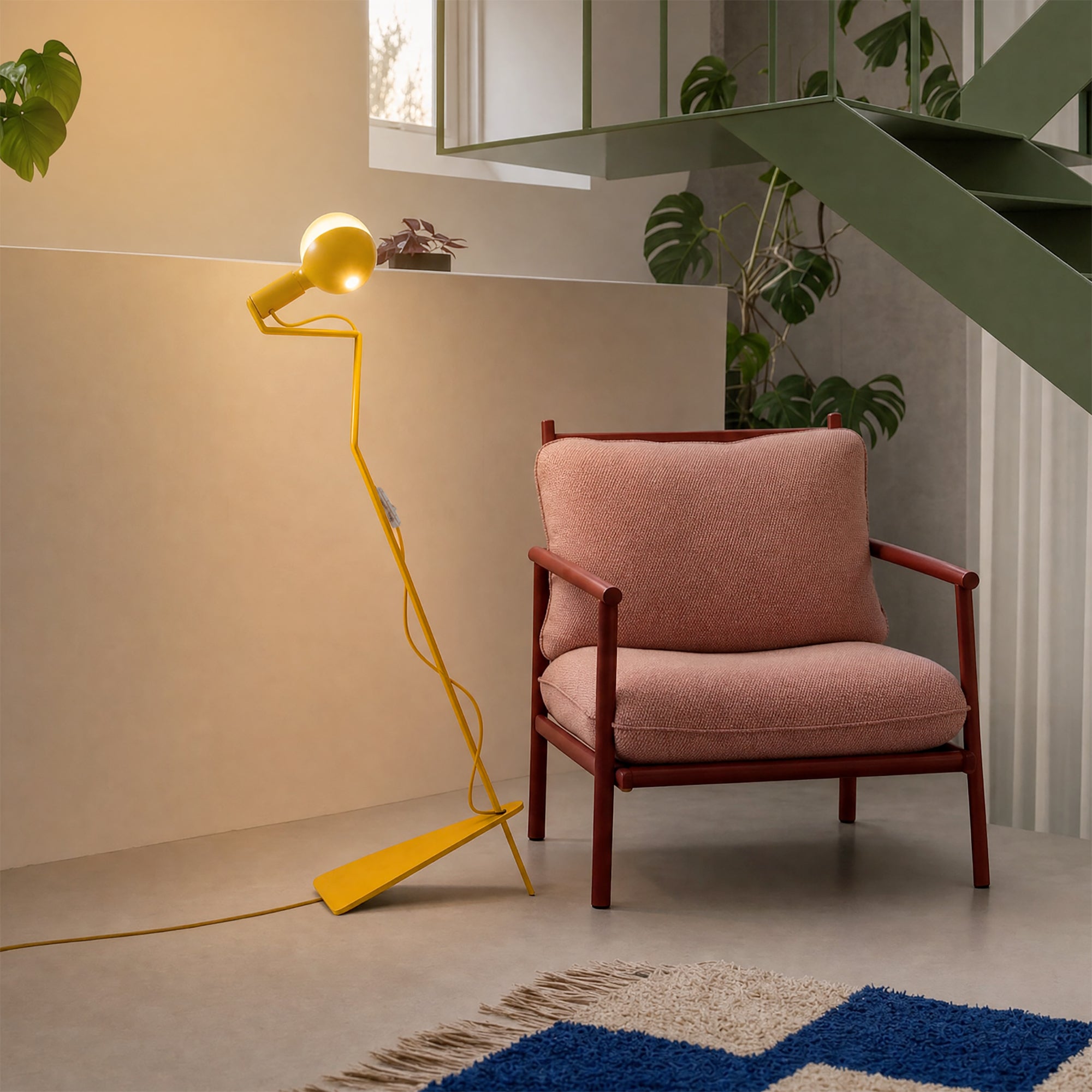 Lampada da terra inclinabile con lampadina LED G125 verniciata e spina UK - Mario Talia - Giallo