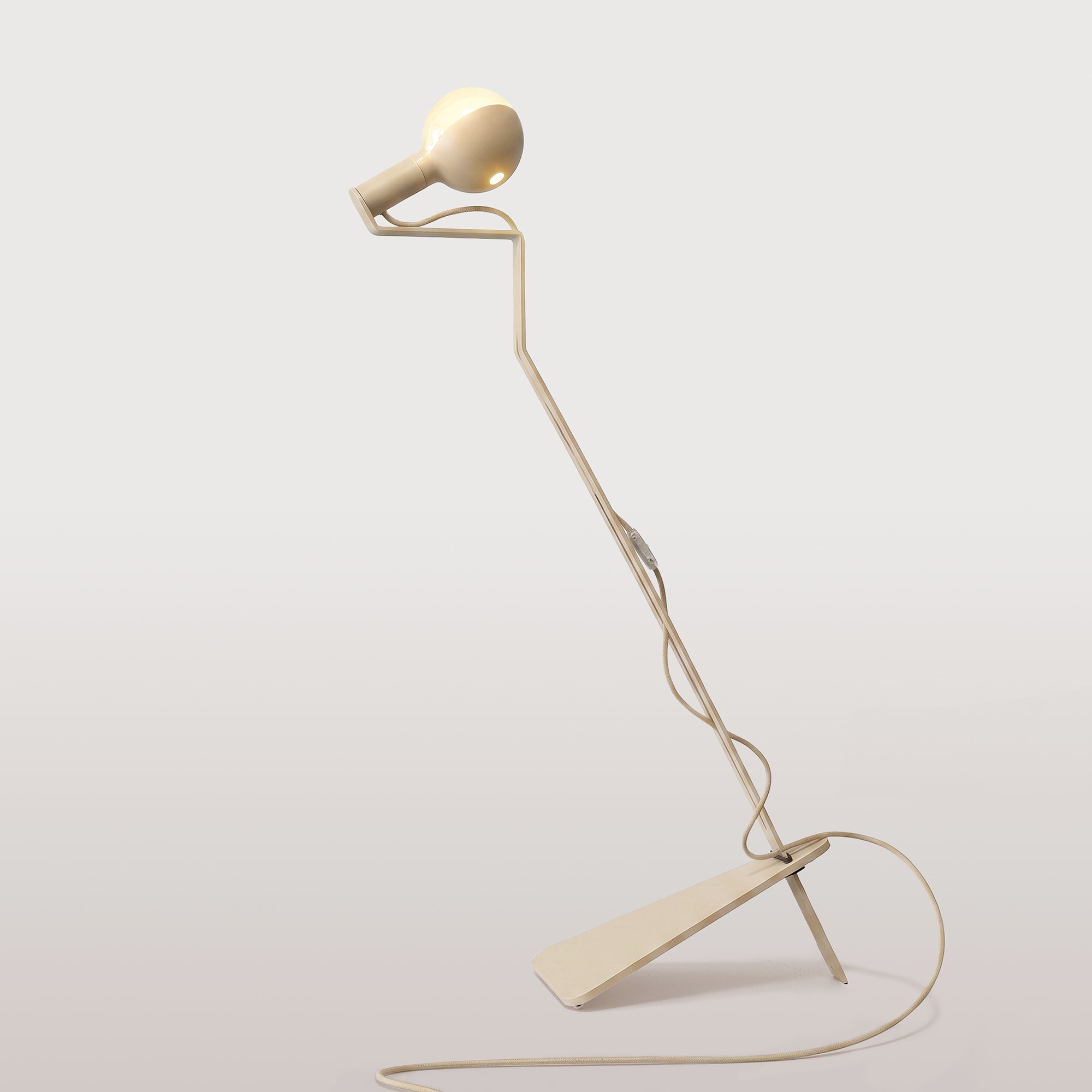 Lampada da terra inclinabile con lampadina LED G125 verniciata e spina UK - Mario Talia - Panna