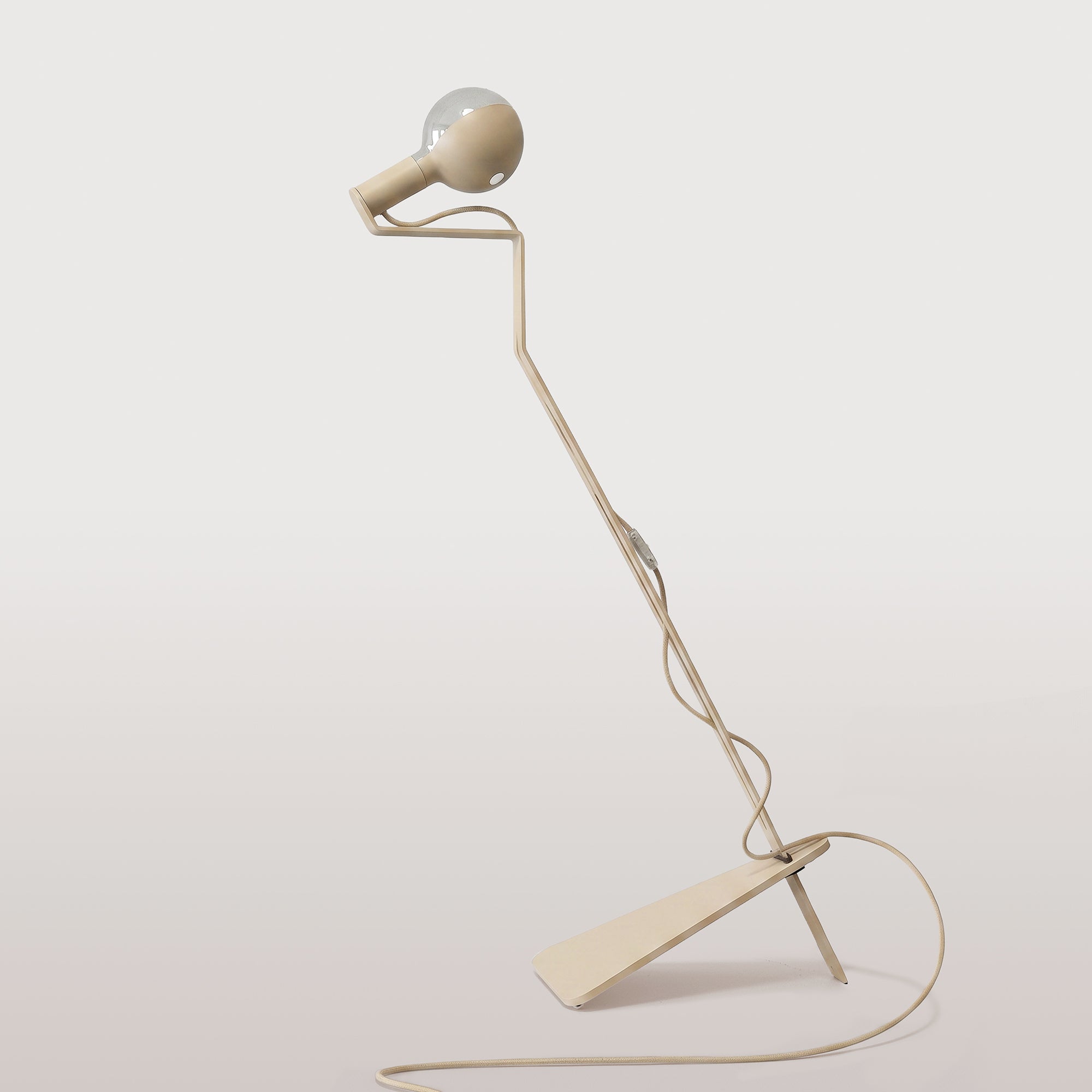 Tilting floor lamp with painted G125 LED Light bulb and UK Plug - Mario Talia - Cream