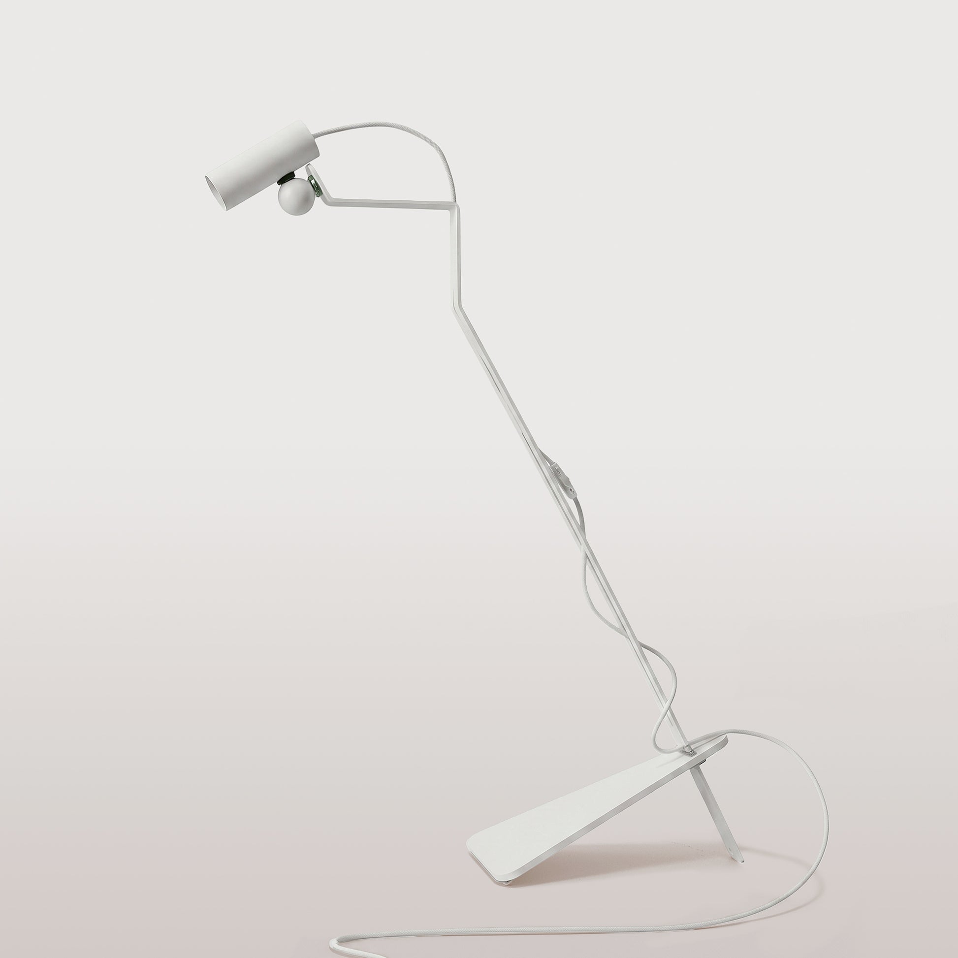 Lampada da terra inclinabile con faretto magnetico orientabile e spina UK - Mario Tubo - Bianco
