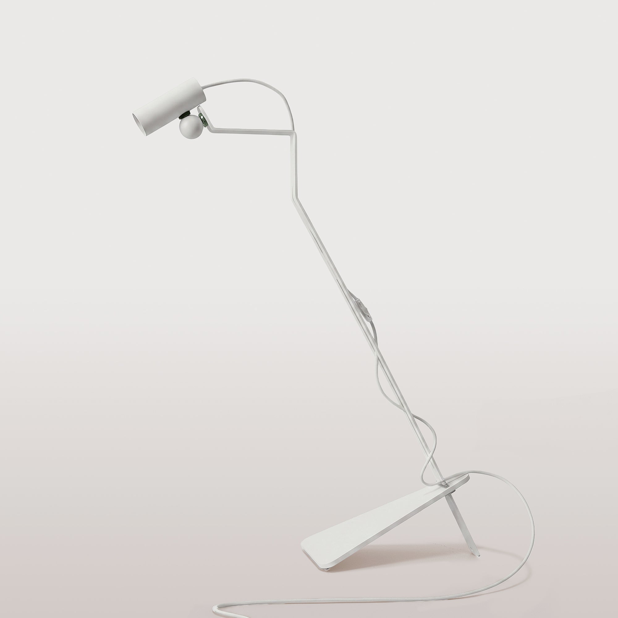Lampada da terra inclinabile con faretto magnetico orientabile e spina UK - Mario Tubo - Bianco