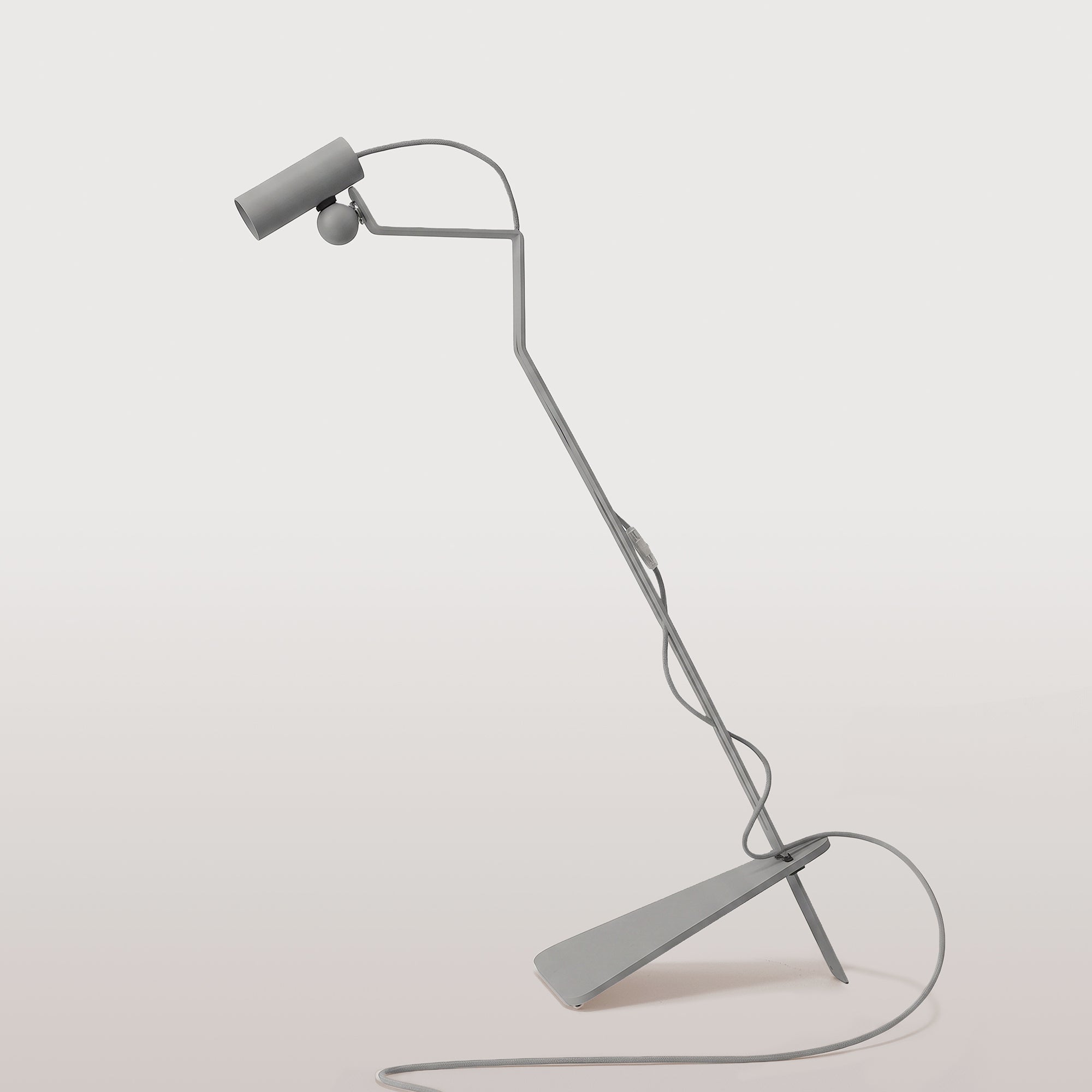 Lampada da terra inclinabile con faretto magnetico orientabile e spina UK - Mario Tubo - Grigio