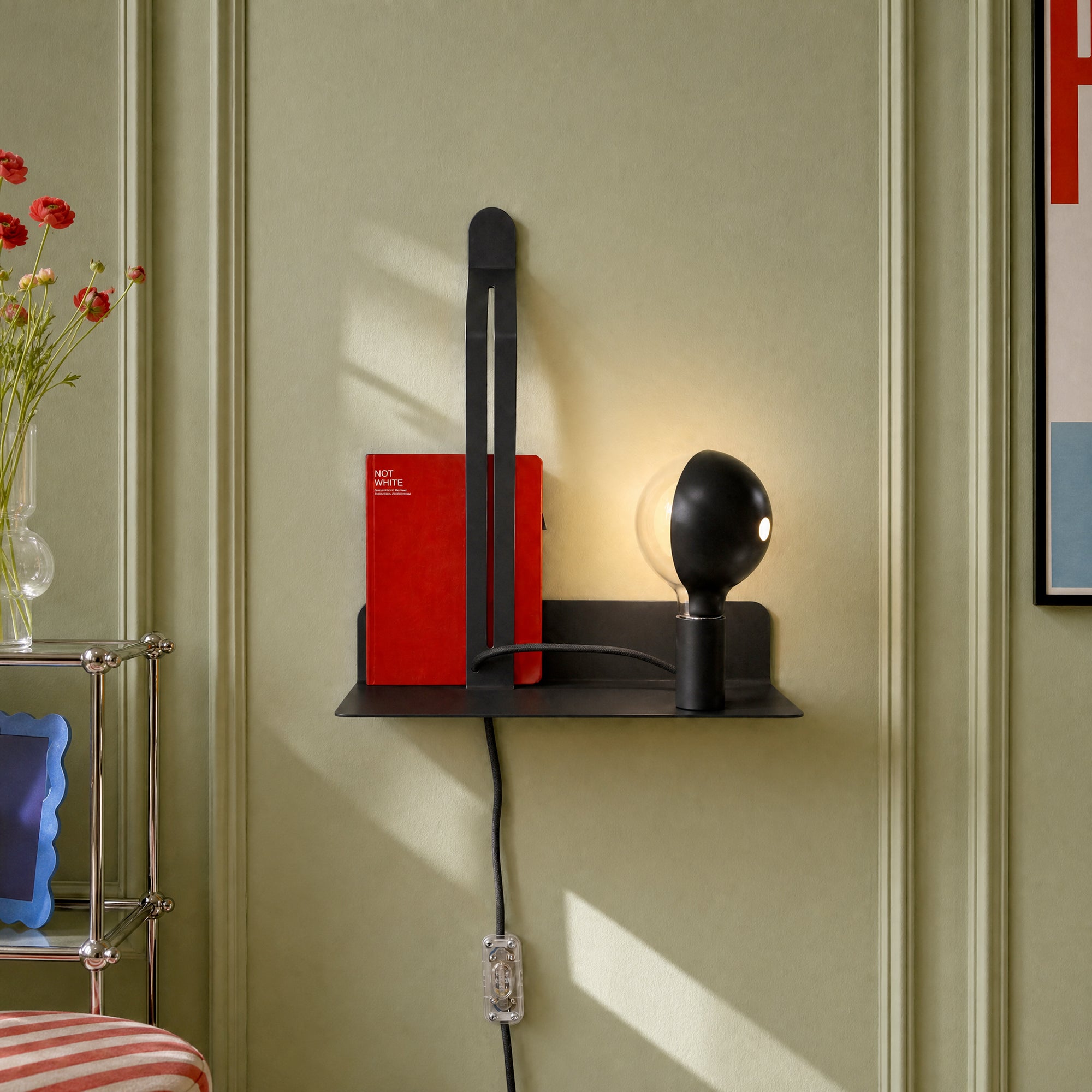 Lampada da parete con mensola, lampadina LED G125 verniciata e spina UK - Murio Talia - Nero