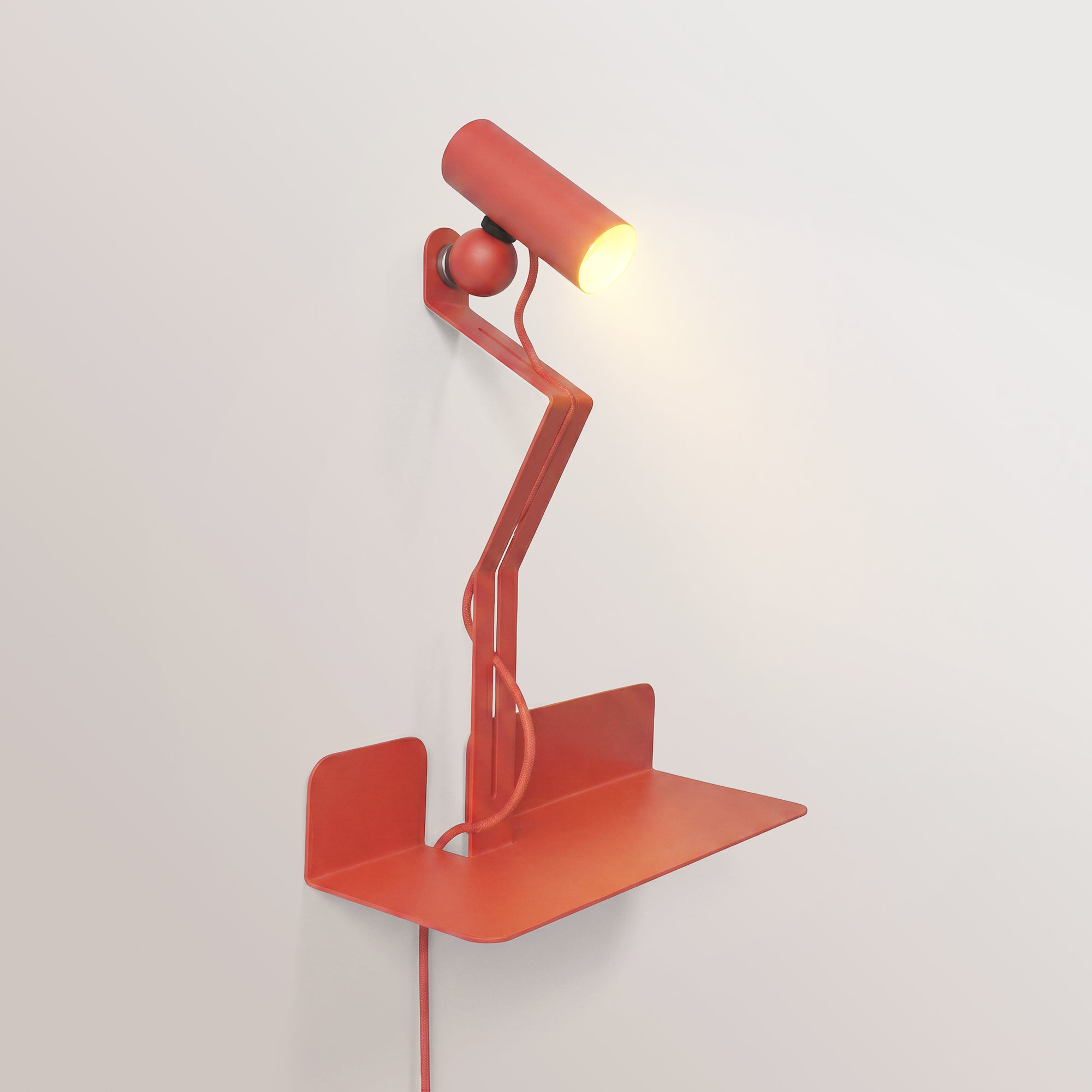 Lampada da parete con mensola, faretto magnetico orientabile e spina UK - Murio Tubo - Rosso