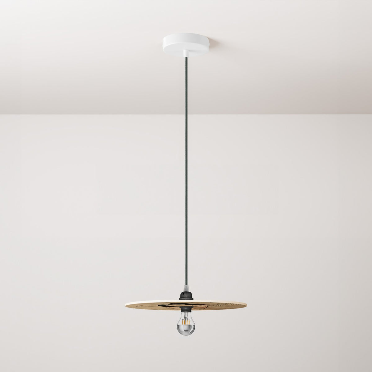 Lampada a sospensione completa di cavo tessile, paralume in legno UFO double-face e finiture in metallo - Carolina Zuniga