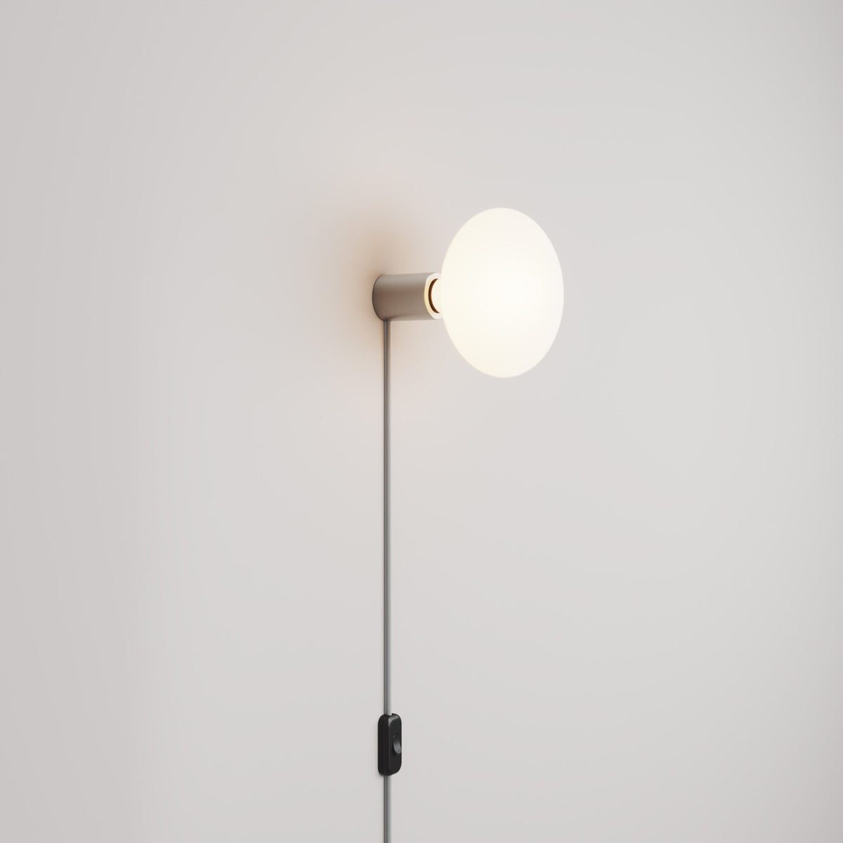 Lampada con spina UK con finitura metallica e lampadina LED Ellipse effetto porcellana - Titanio satinato
