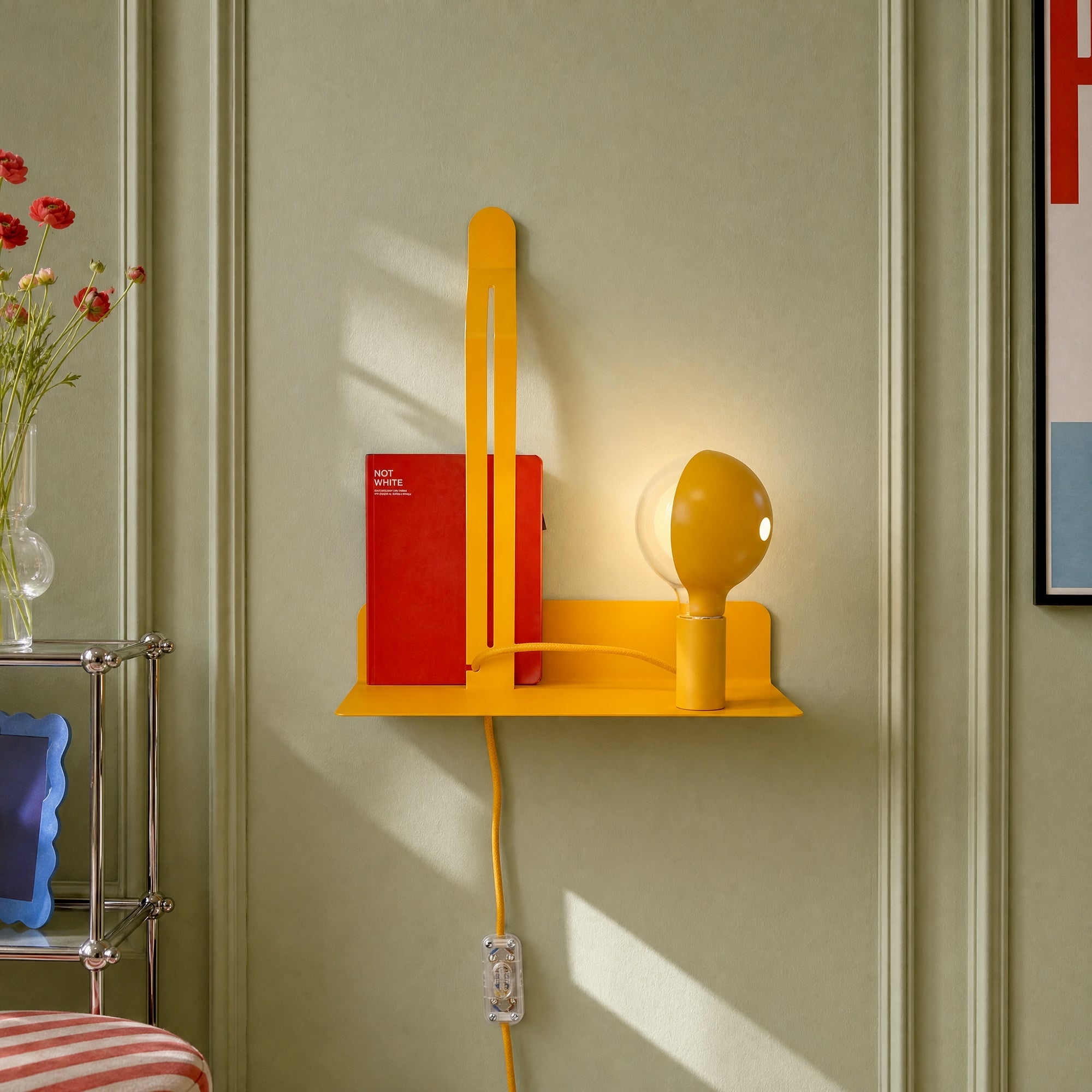 Lampada da parete con mensola, lampadina LED G125 verniciata e spina UK - Murio Talia - Giallo