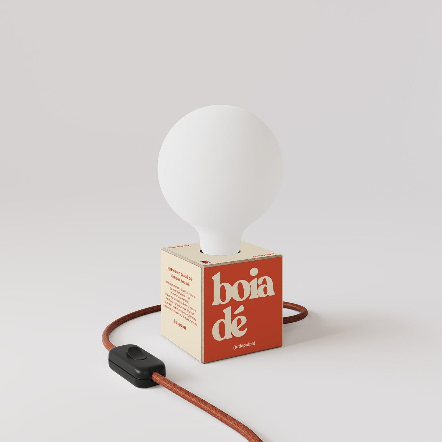 Lampada da tavolo Cubetto "Boia de" con spina inglese e lampadina globo effetto porcellana - Tuttapolpa