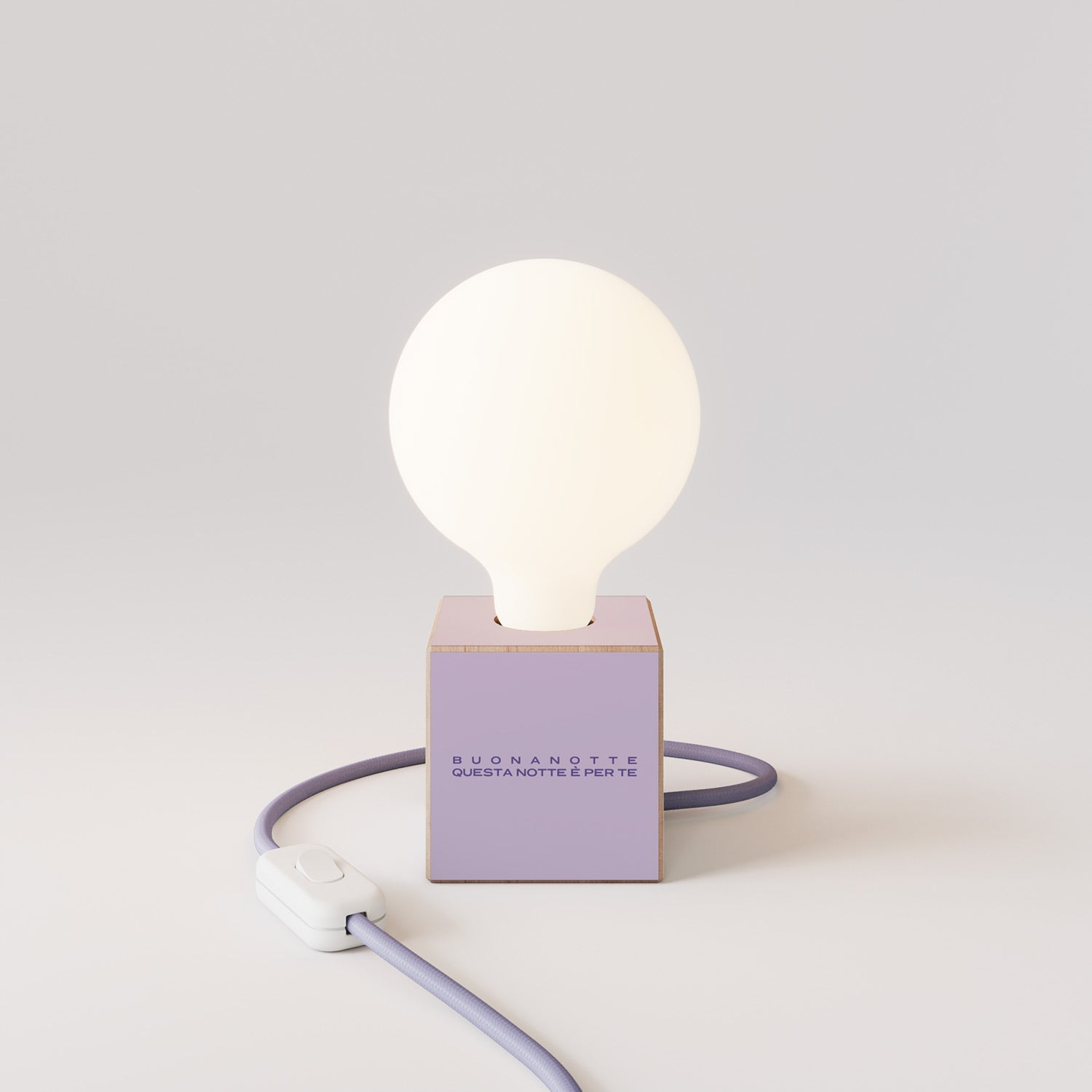 Lampada da tavolo Cubetto "Buonanotte fiorellino" con spina inglese e lampadina globo effetto porcellana - Santomanifesto