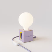 Lampada da tavolo Cubetto "Buonanotte fiorellino" con spina inglese e lampadina globo effetto porcellana - Santomanifesto