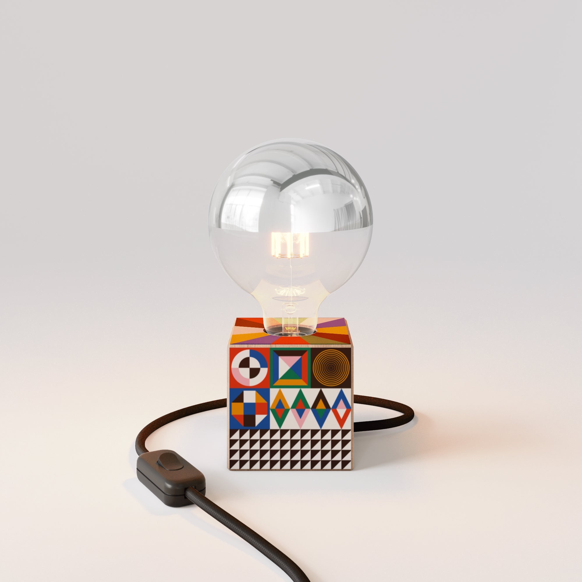 Lampada da tavolo Cubetto con spina inglese e lampadina globo mezza sfera argento - PosterLad - Creative Cables