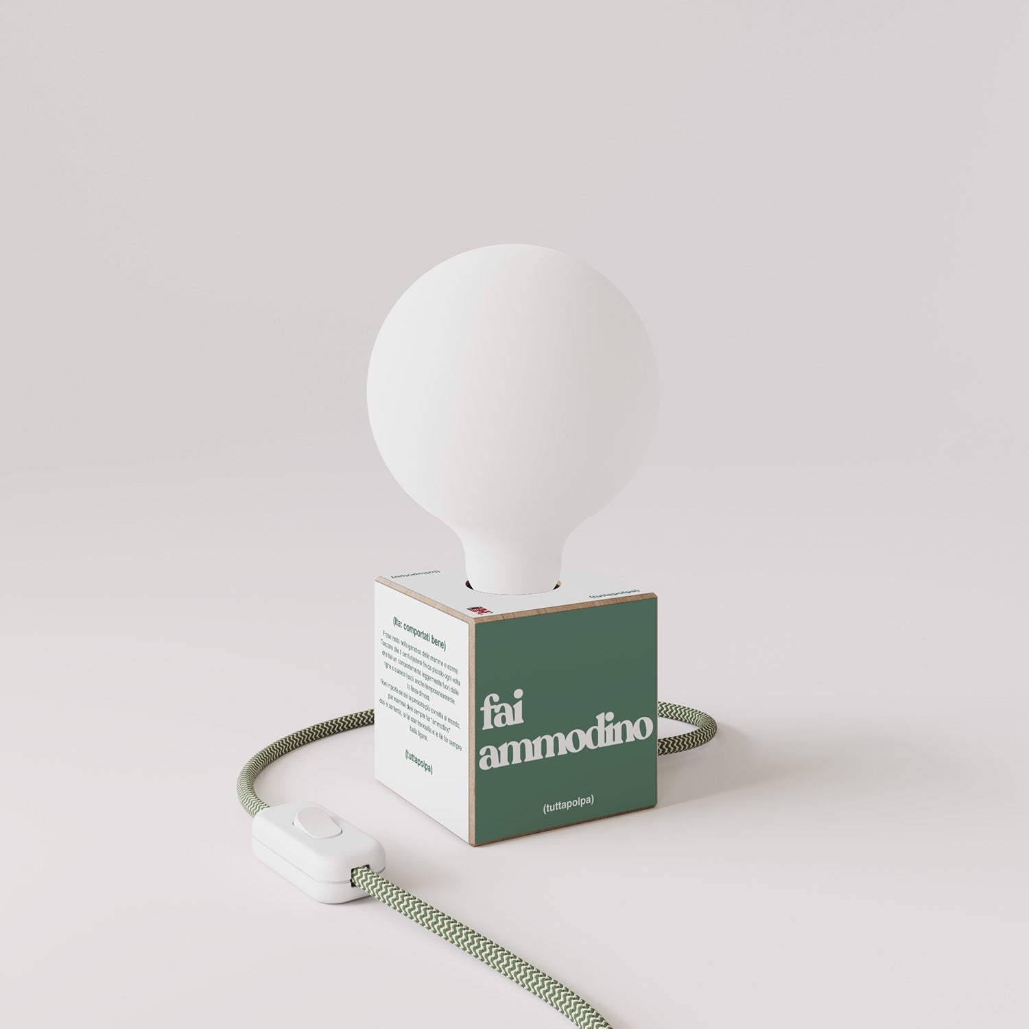 Lampada da tavolo Cubetto "Fai ammodino" con spina inglese e lampadina globo effetto porcellana - Tuttapolpa