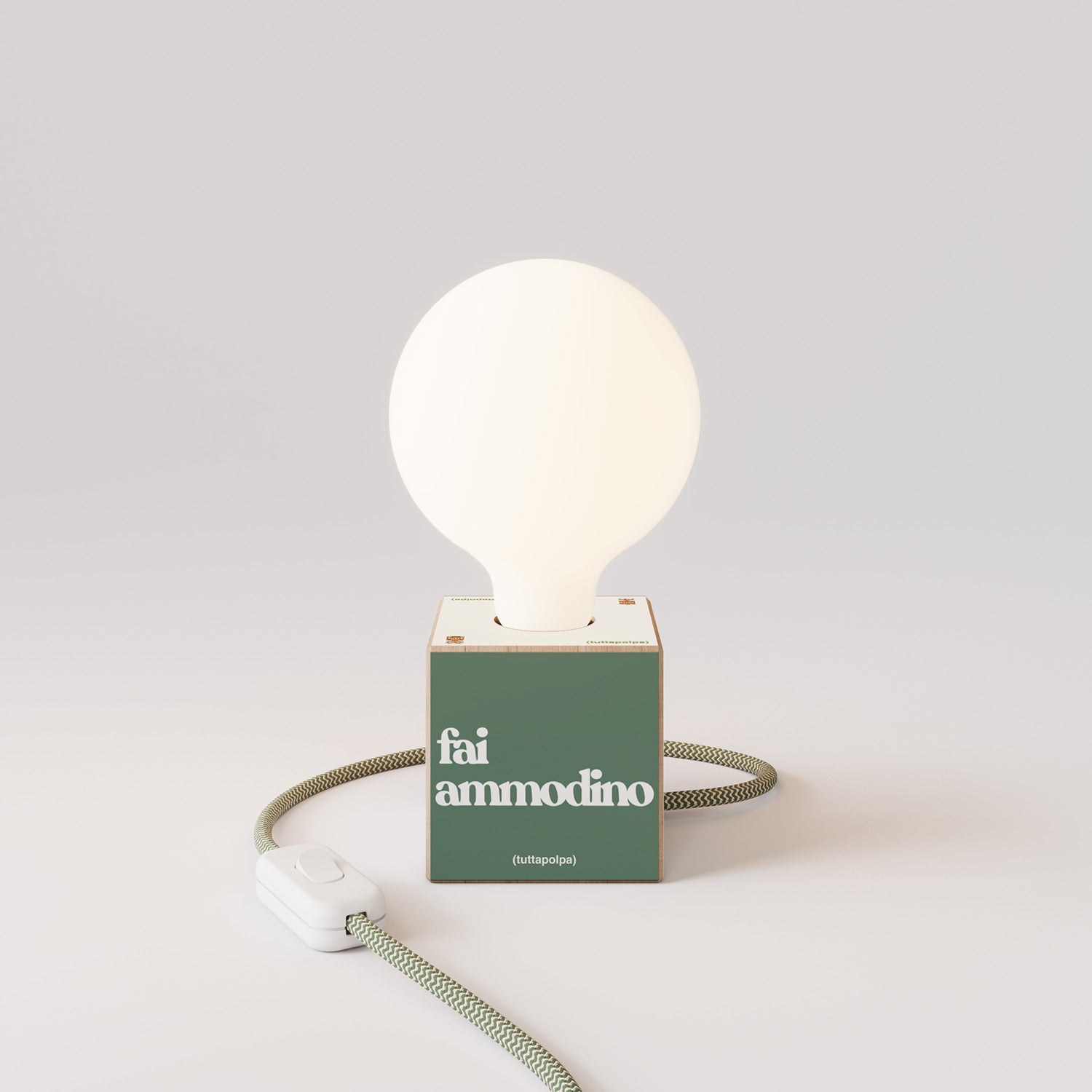 Lampada da tavolo Cubetto "Fai ammodino" con spina inglese e lampadina globo effetto porcellana - Tuttapolpa