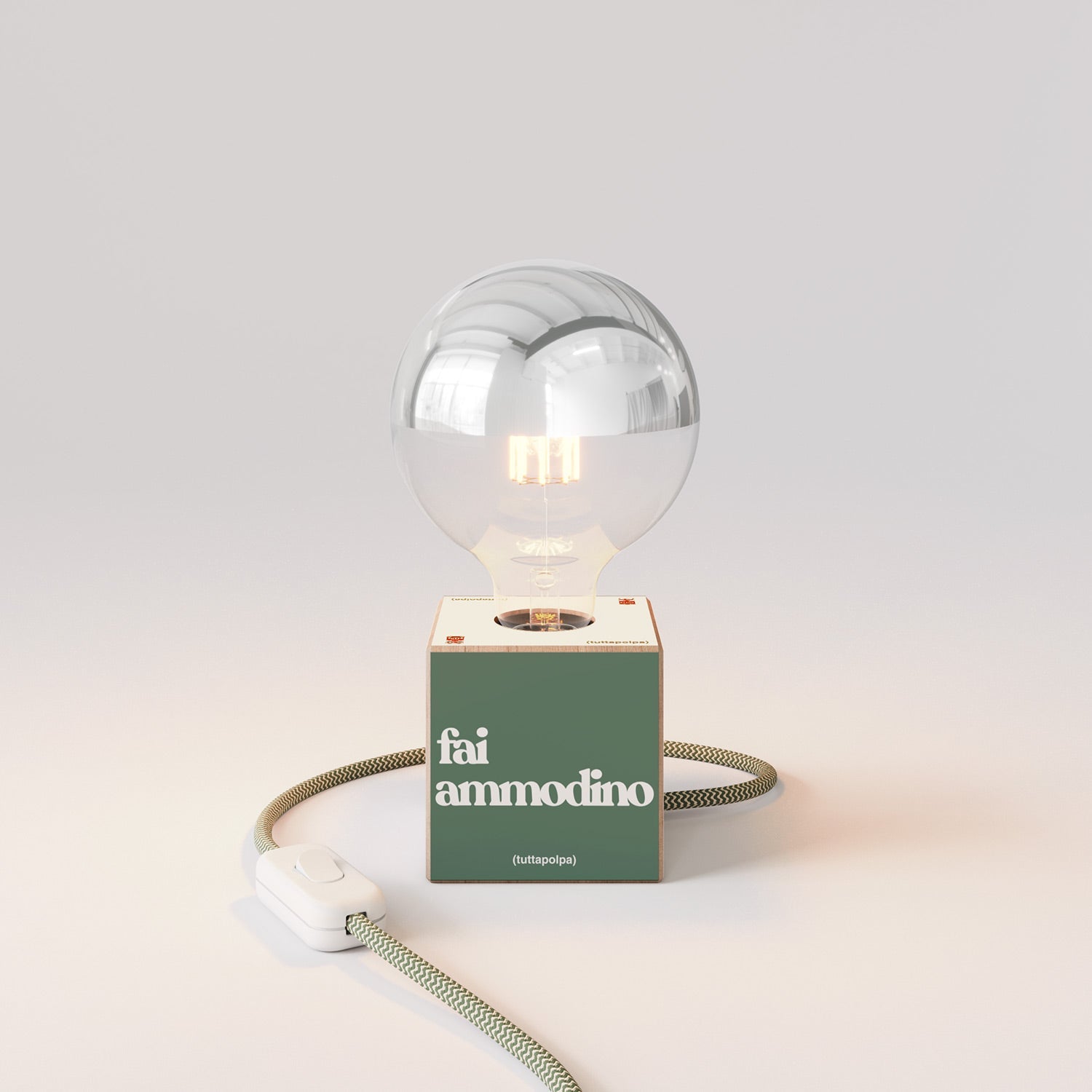 Lampada da tavolo Cubetto "Fai ammodino" con spina inglese e lampadina globo mezza sfera argento - Tuttapolpa