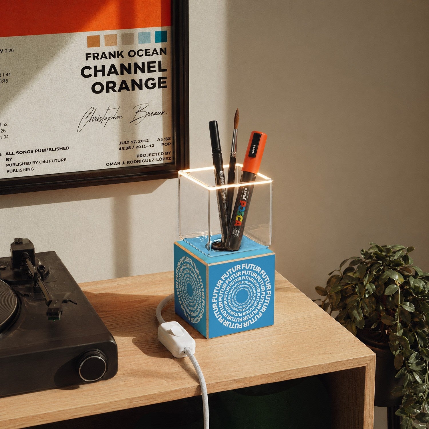 Lampada da tavolo Cubetto "Futur" con spina inglese e lampadina Ghost - Futur Festival