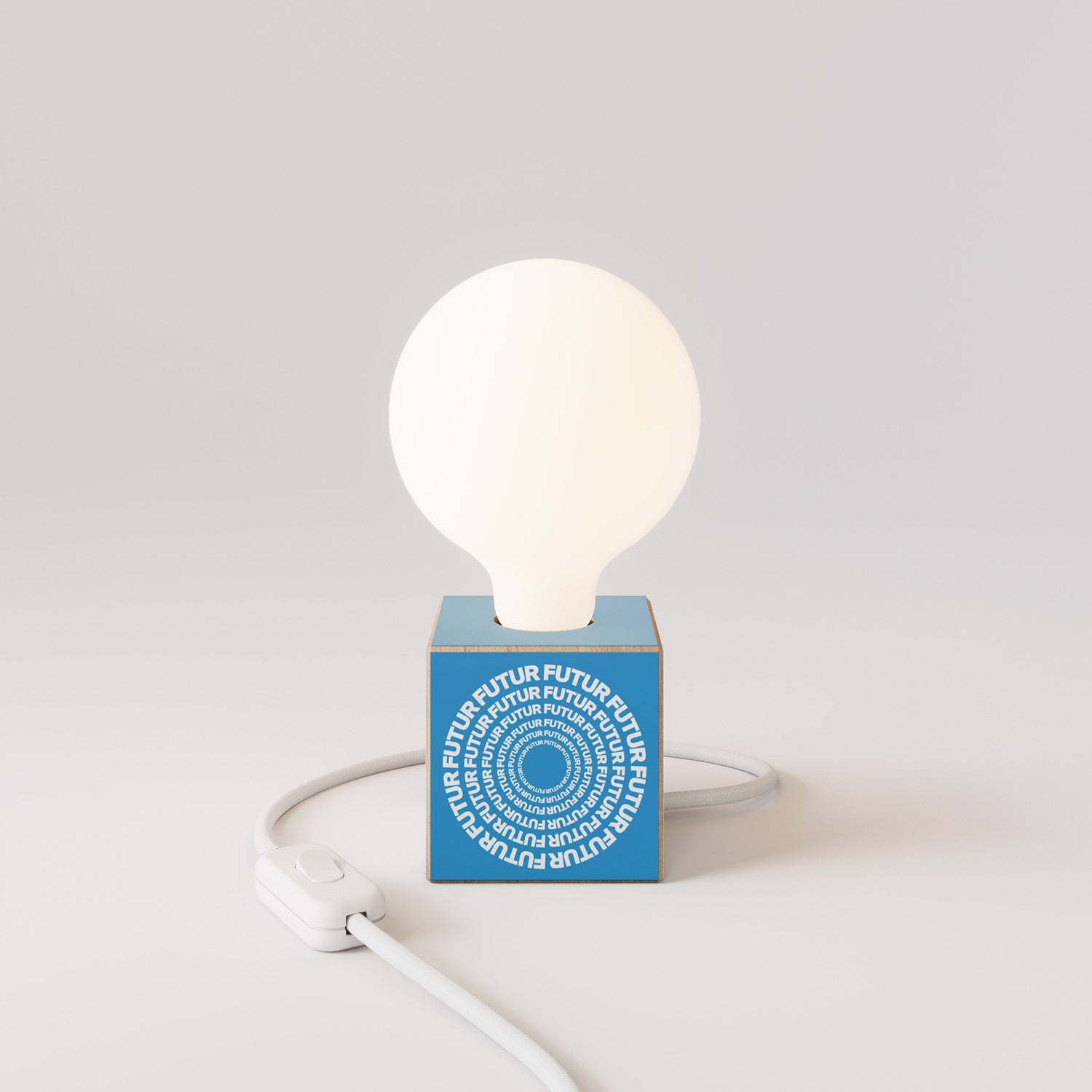 Lampada da tavolo Cubetto "Futur" con spina inglese e lampadina globo effetto porcellana - Futur festival