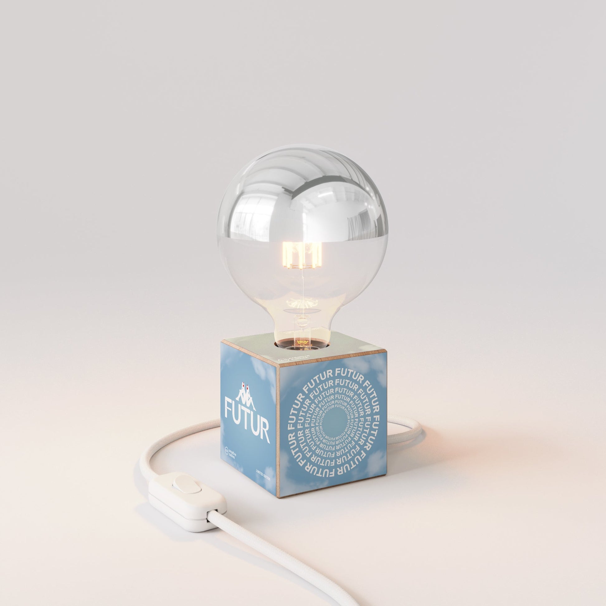 Lampada da tavolo Cubetto "Futur" con spina inglese e lampadina globo mezza sfera argento - Futur Festival