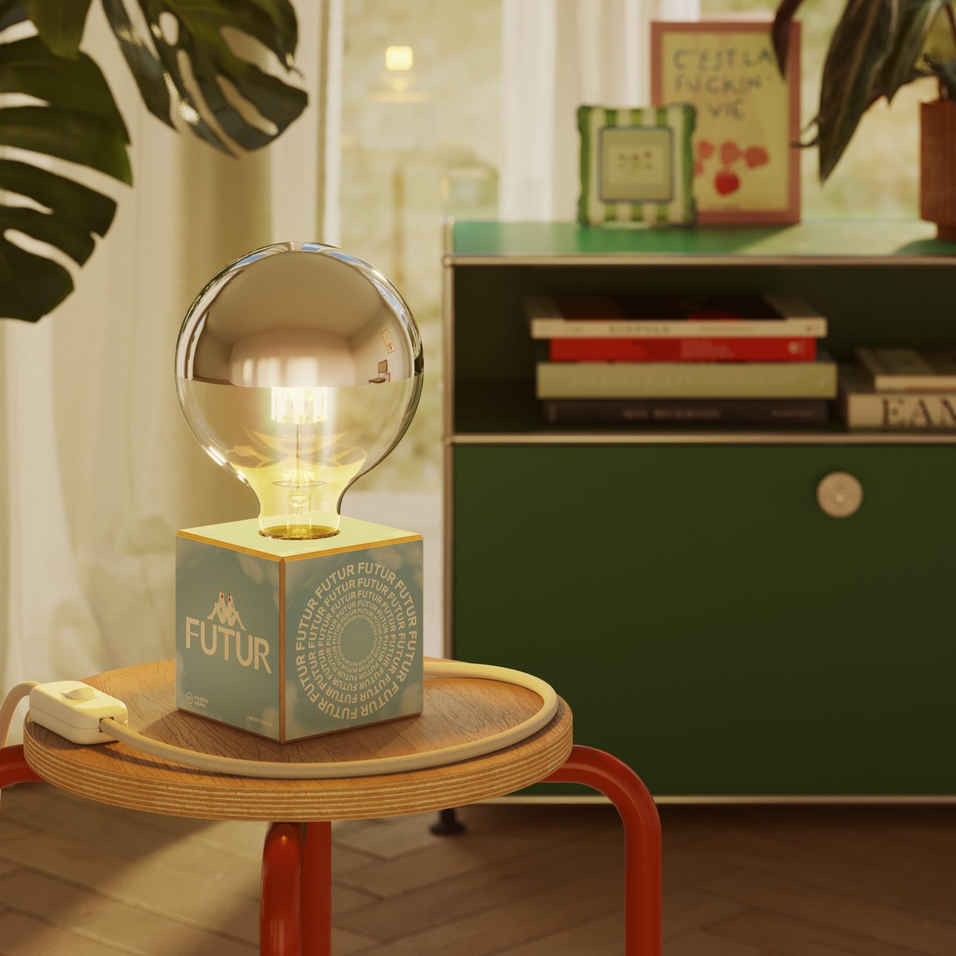 Lampada da tavolo Cubetto "Futur" con spina inglese e lampadina globo mezza sfera argento - Futur Festival