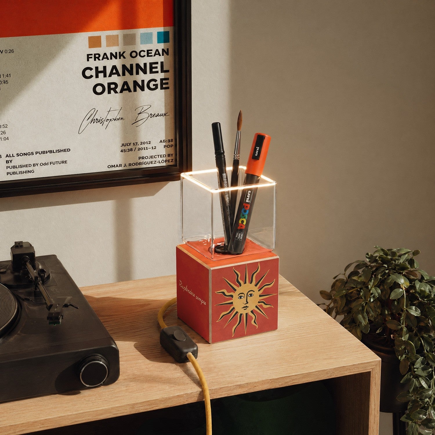 Lampada da tavolo Cubetto "Il sole" con spina inglese e lampadina Ghost - Santomanifesto