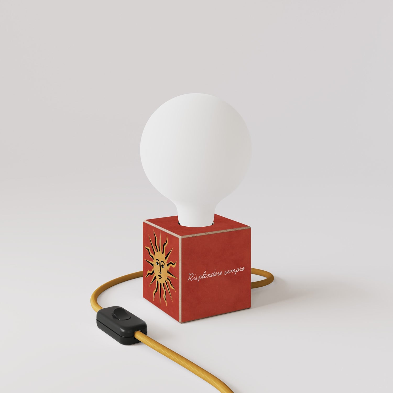 Lampada da tavolo Cubetto "Il sole" con spina inglese e lampadina globo effetto porcellana - Santomanifesto