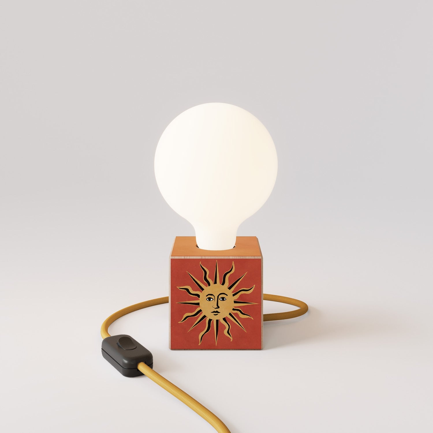 Lampada da tavolo Cubetto "Il sole" con spina inglese e lampadina globo effetto porcellana - Santomanifesto
