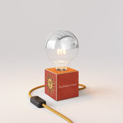 Lampada da tavolo Cubetto "Il sole" con spina inglese e lampadina globo mezza sfera argento - Santomanifesto