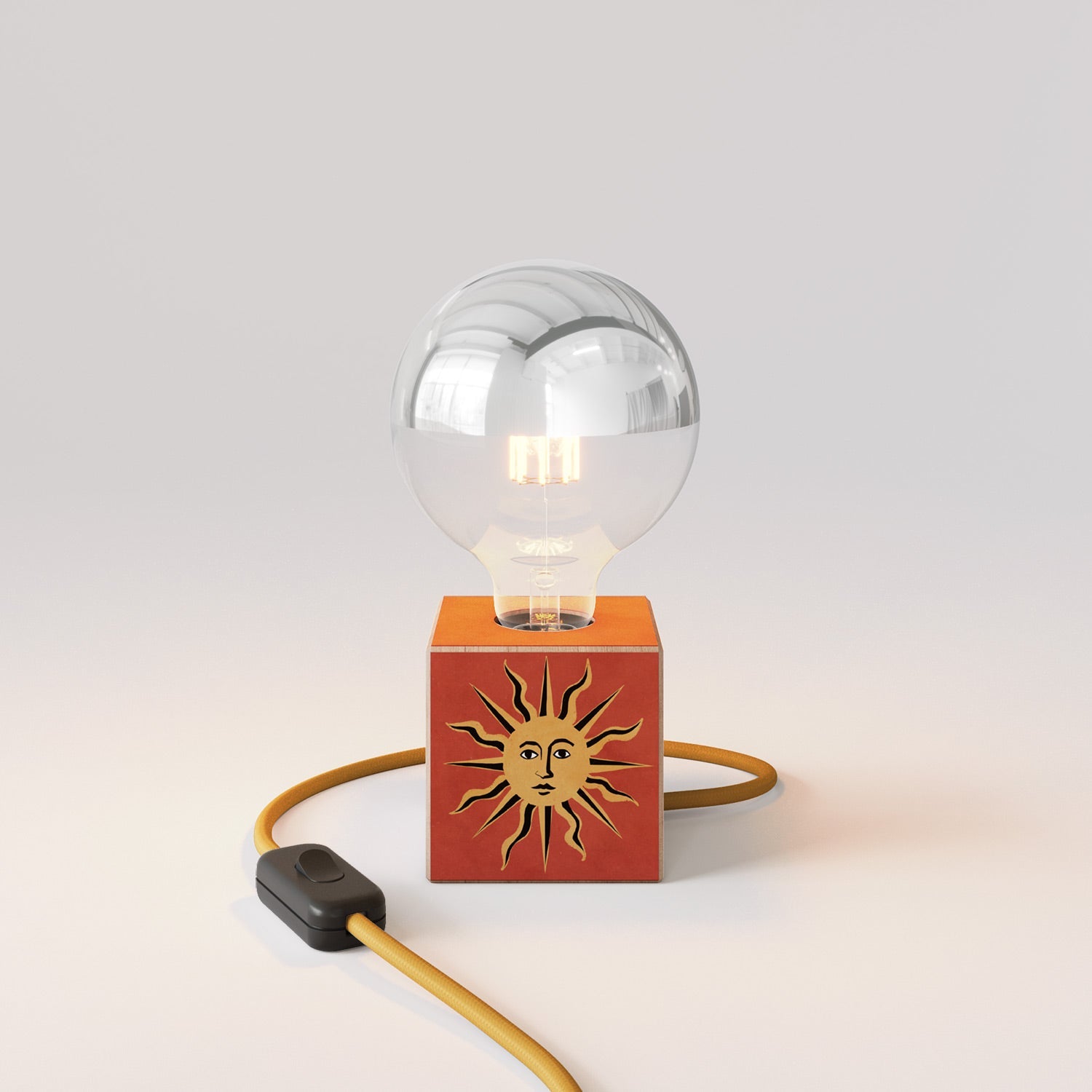 Lampada da tavolo Cubetto "Il sole" con spina inglese e lampadina globo mezza sfera argento - Santomanifesto