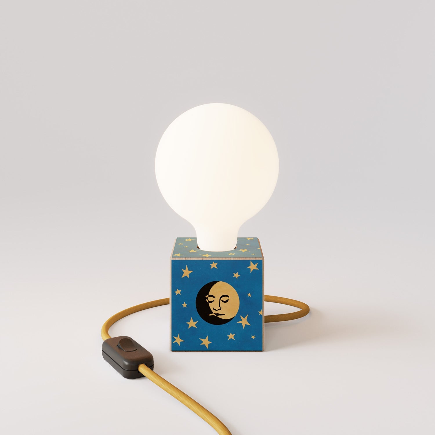 Lampada da tavolo Cubetto "La luna" con spina inglese e lampadina globo effetto porcellana - Santomanifesto