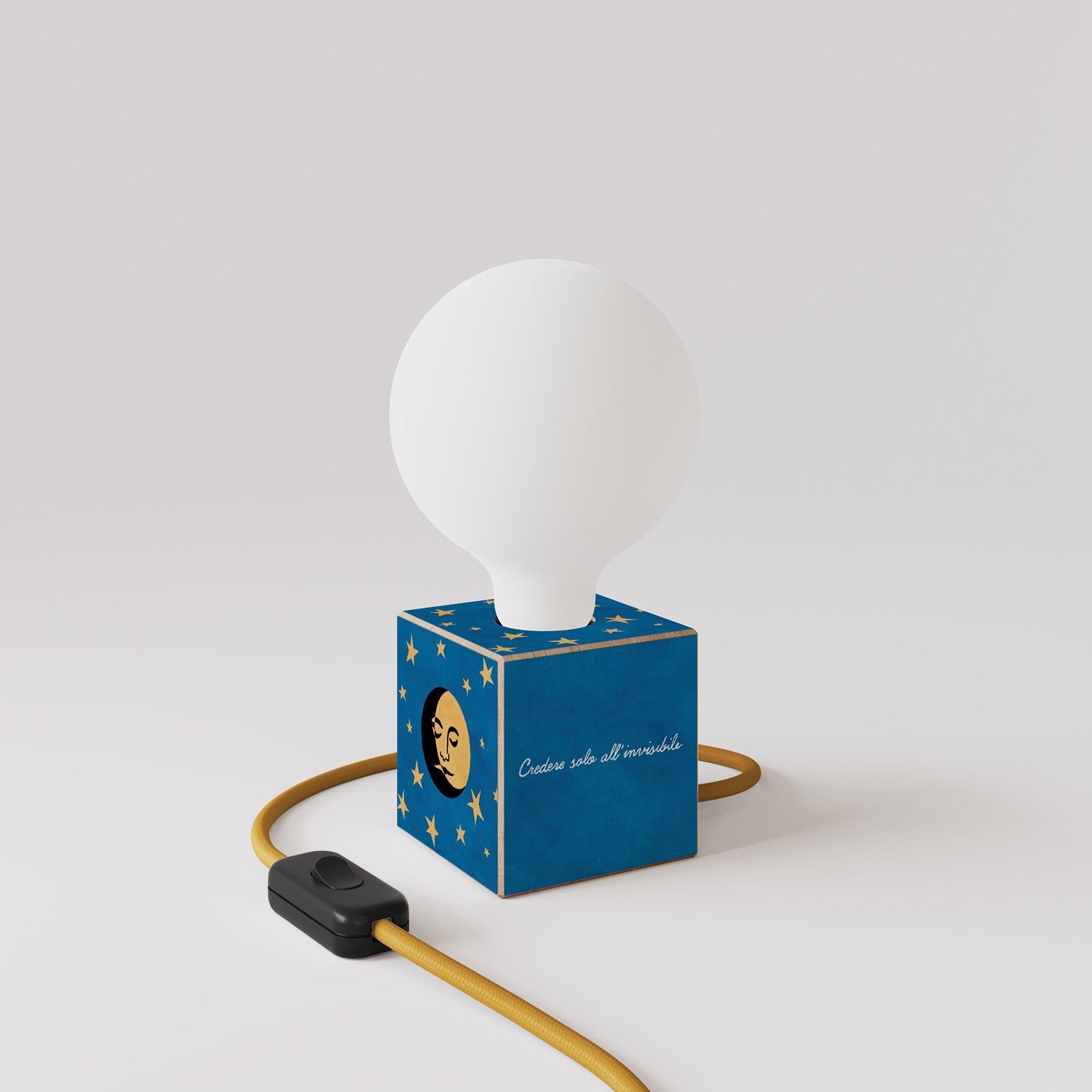 Lampada da tavolo Cubetto "La luna" con spina inglese e lampadina globo effetto porcellana - Santomanifesto
