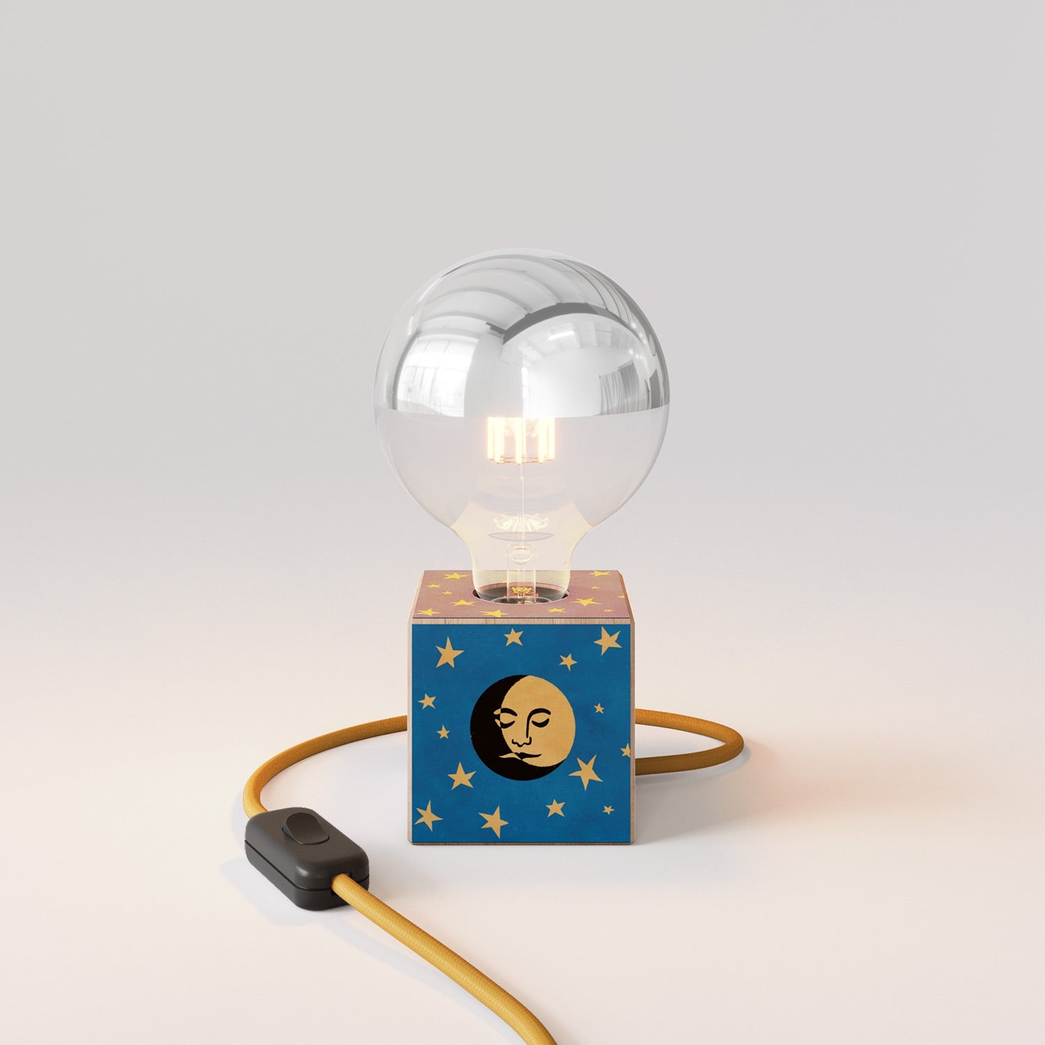 Lampada da tavolo Cubetto "La luna" con spina inglese e lampadina globo mezza sfera argento - Santomanifesto