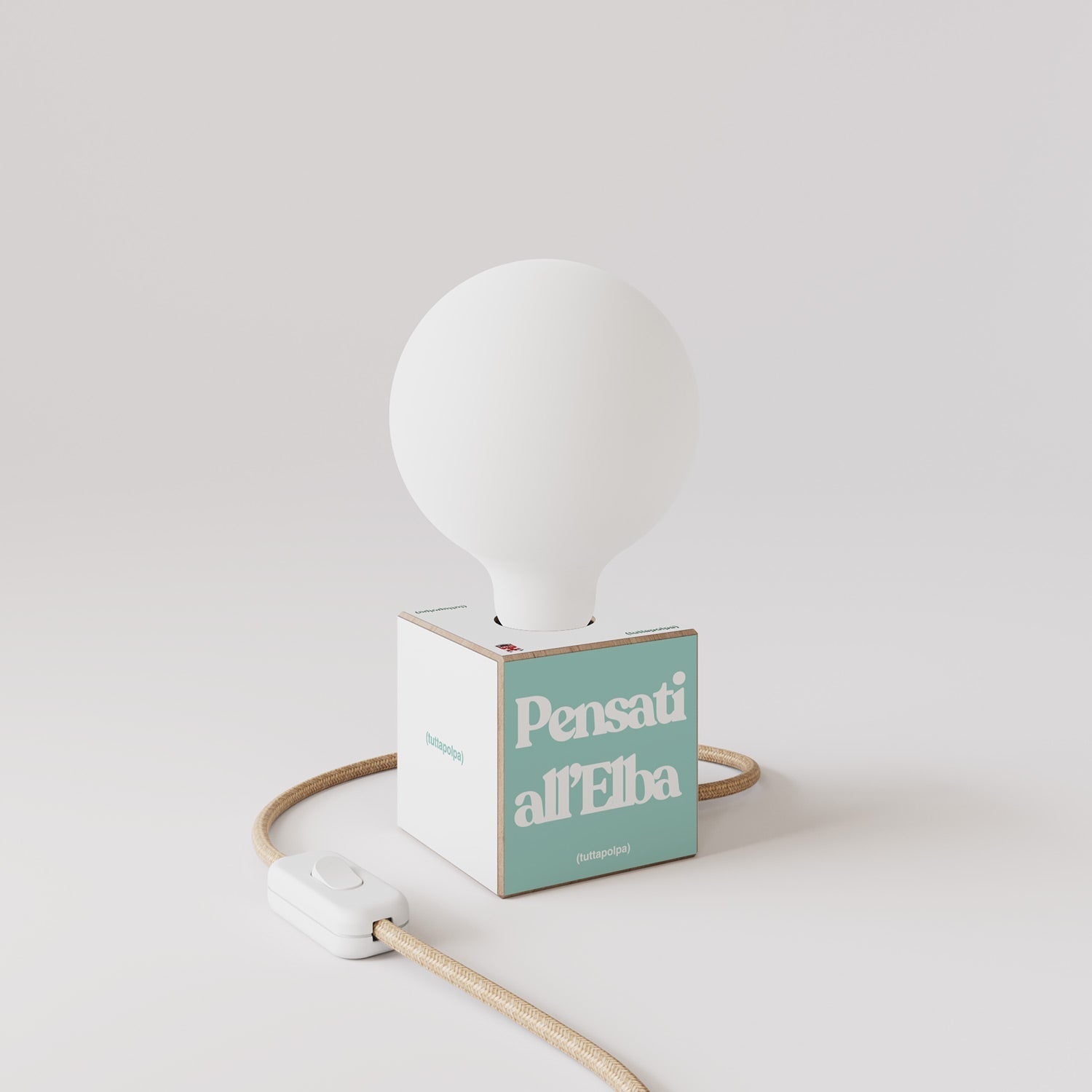 Lampada da tavolo Cubetto "Pensati all’Elba" con spina inglese e lampadina globo effetto porcellana - Tuttapolpa