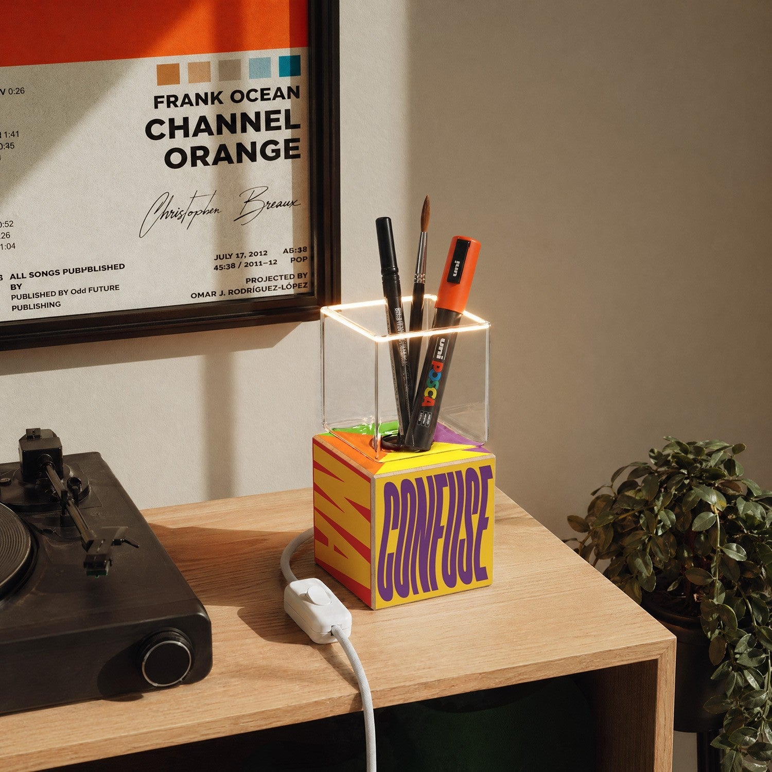 Lampada da tavolo Cubetto "Poche idee ma confuse" con spina inglese e lampadina Ghost - Santomanifesto