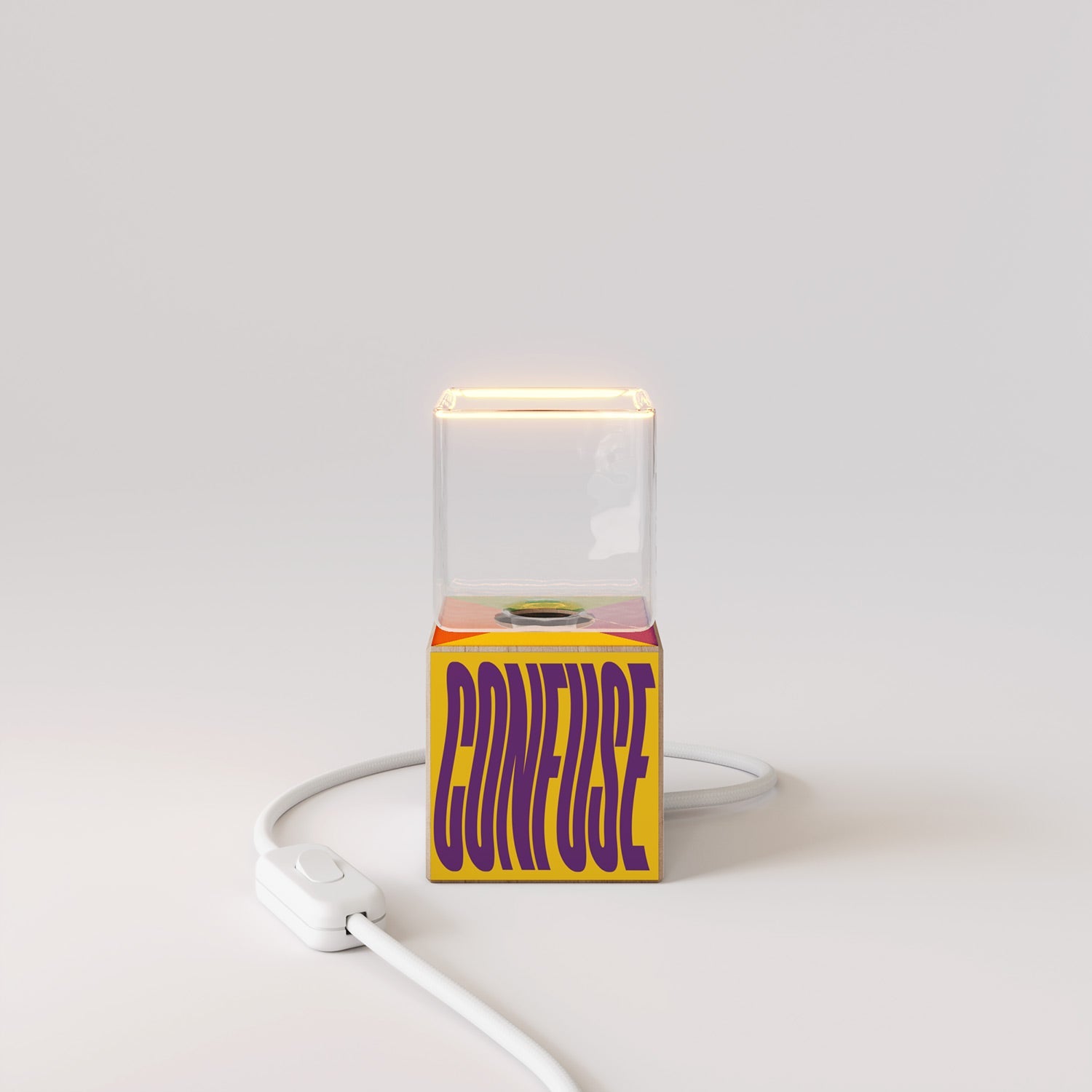 Lampada da tavolo Cubetto "Poche idee ma confuse" con spina inglese e lampadina Ghost - Santomanifesto