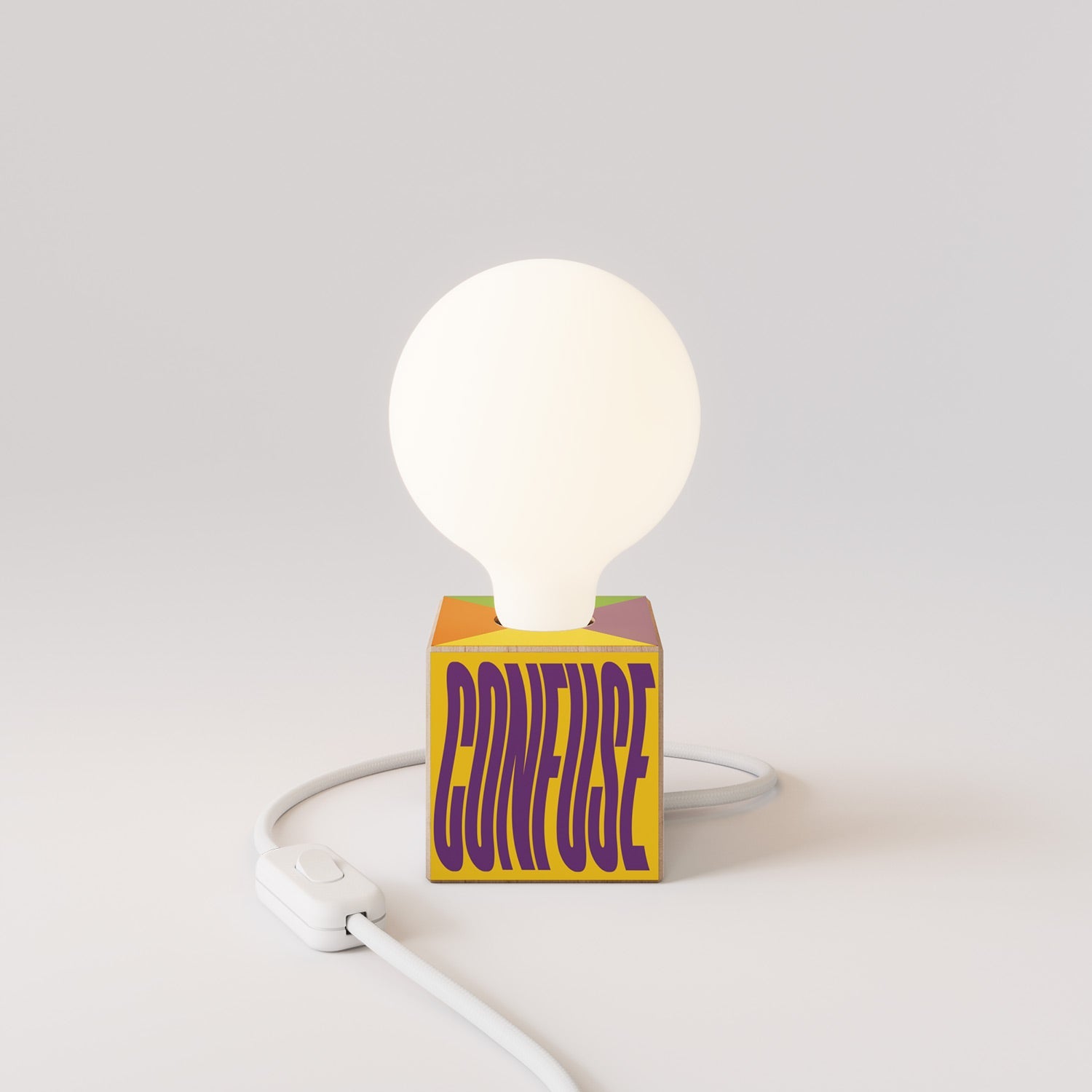 Lampada da tavolo Cubetto "Poche idee ma confuse" con spina inglese e lampadina globo effetto porcellana - Santomanifesto
