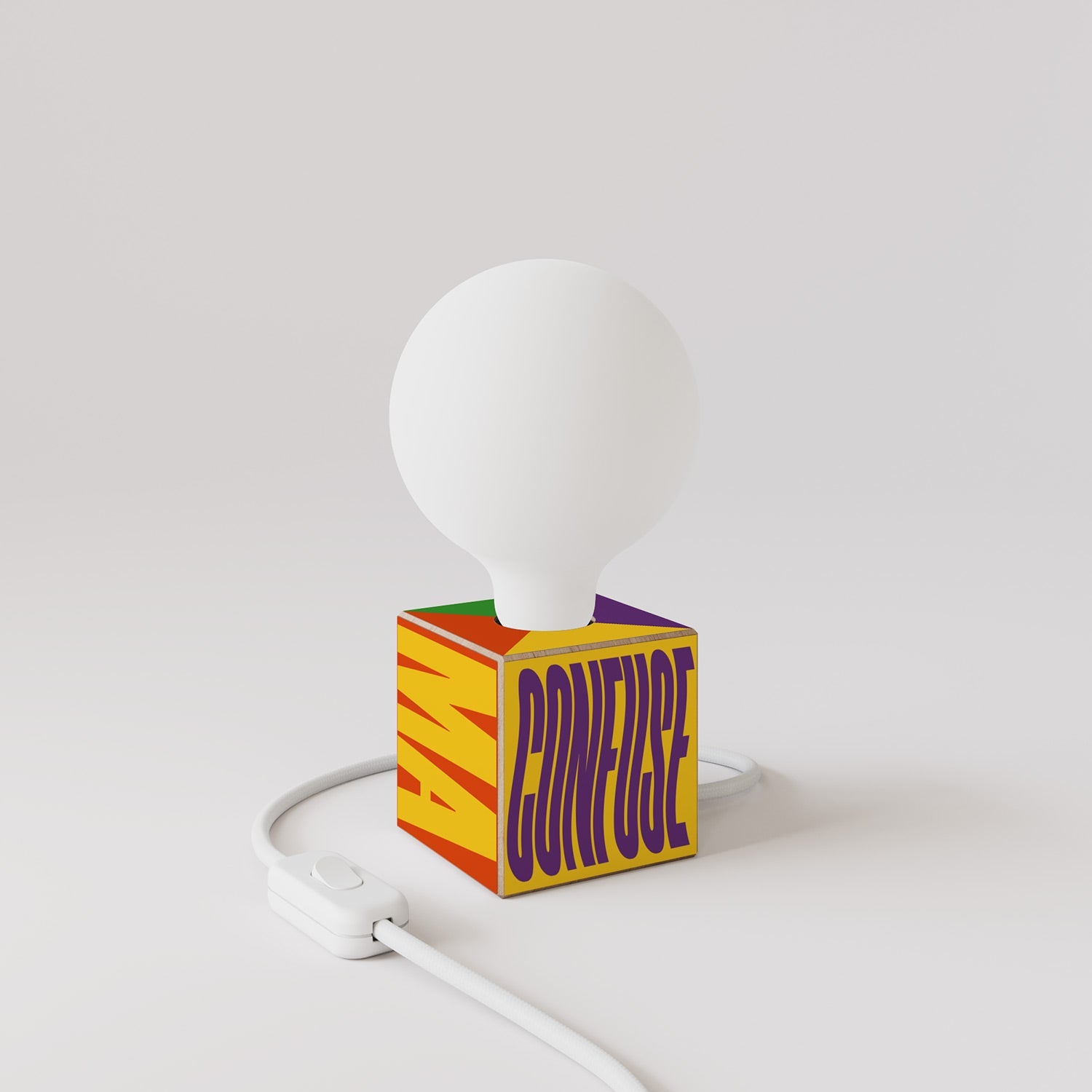 Lampada da tavolo Cubetto "Poche idee ma confuse" con spina inglese e lampadina globo effetto porcellana - Santomanifesto