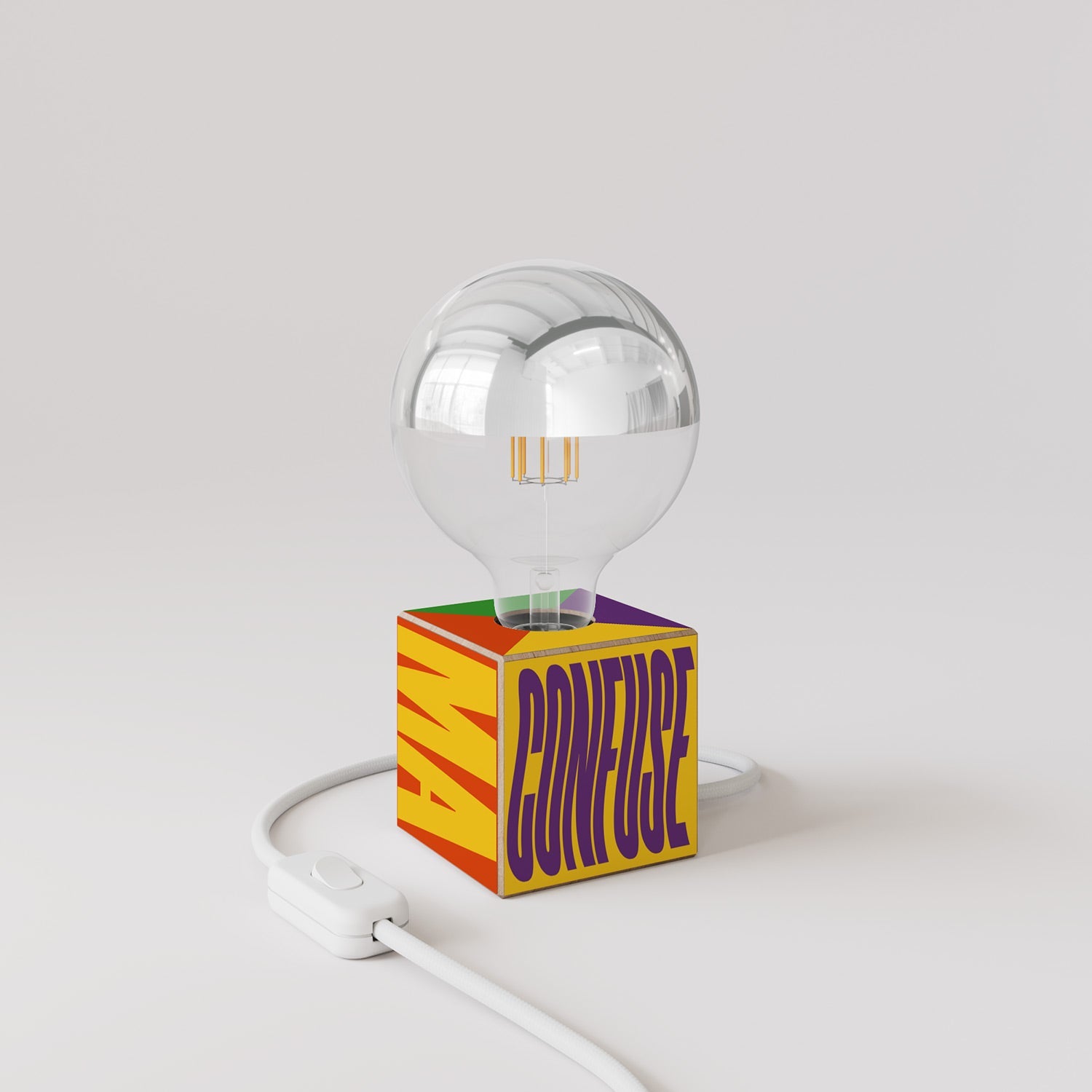 Lampada da tavolo Cubetto "Poche idee ma confuse" con spina inglese e lampadina globo mezza sfera argento - Santomanifesto