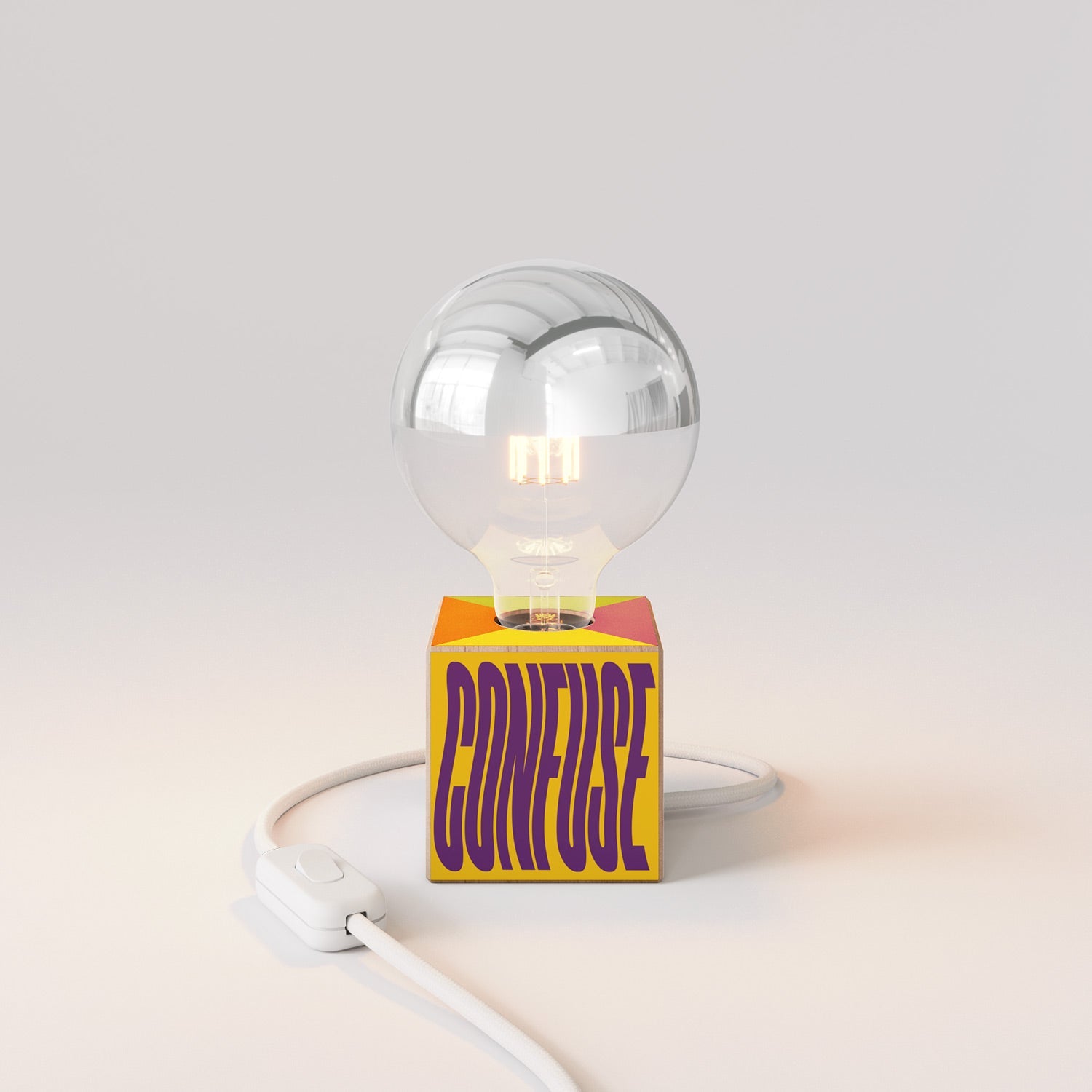 Lampada da tavolo Cubetto "Poche idee ma confuse" con spina inglese e lampadina globo mezza sfera argento - Santomanifesto