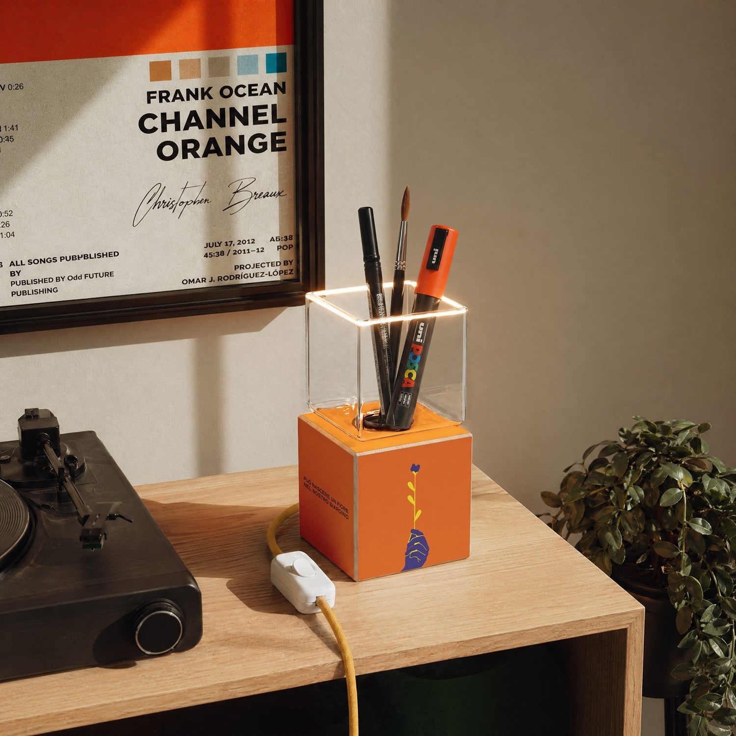Lampada da tavolo Cubetto "Può nascere un fiore" con spina inglese e lampadina Ghost - Santomanifesto