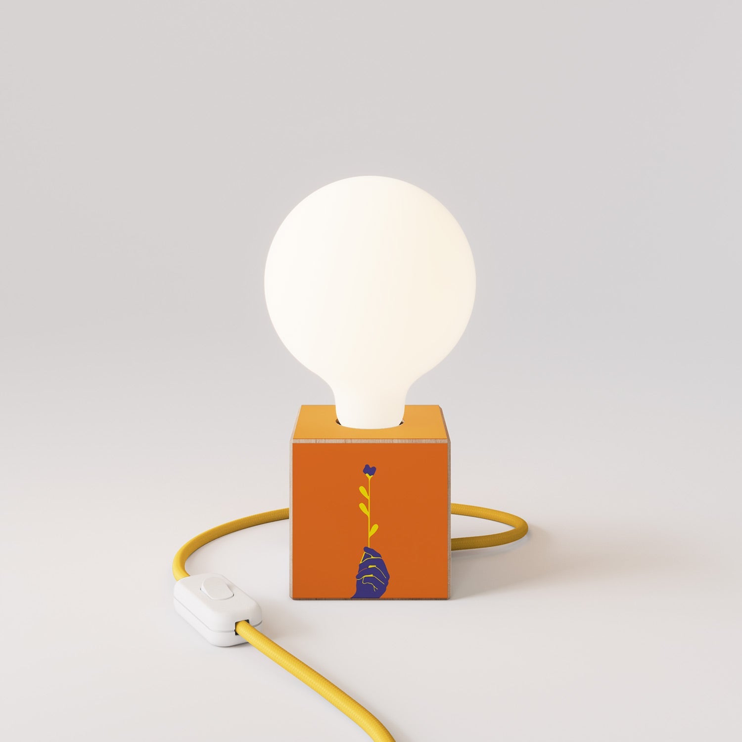 Lampada da tavolo Cubetto "Può nascere un fiore" con spina inglese e lampadina globo effetto porcellana - Santomanifesto
