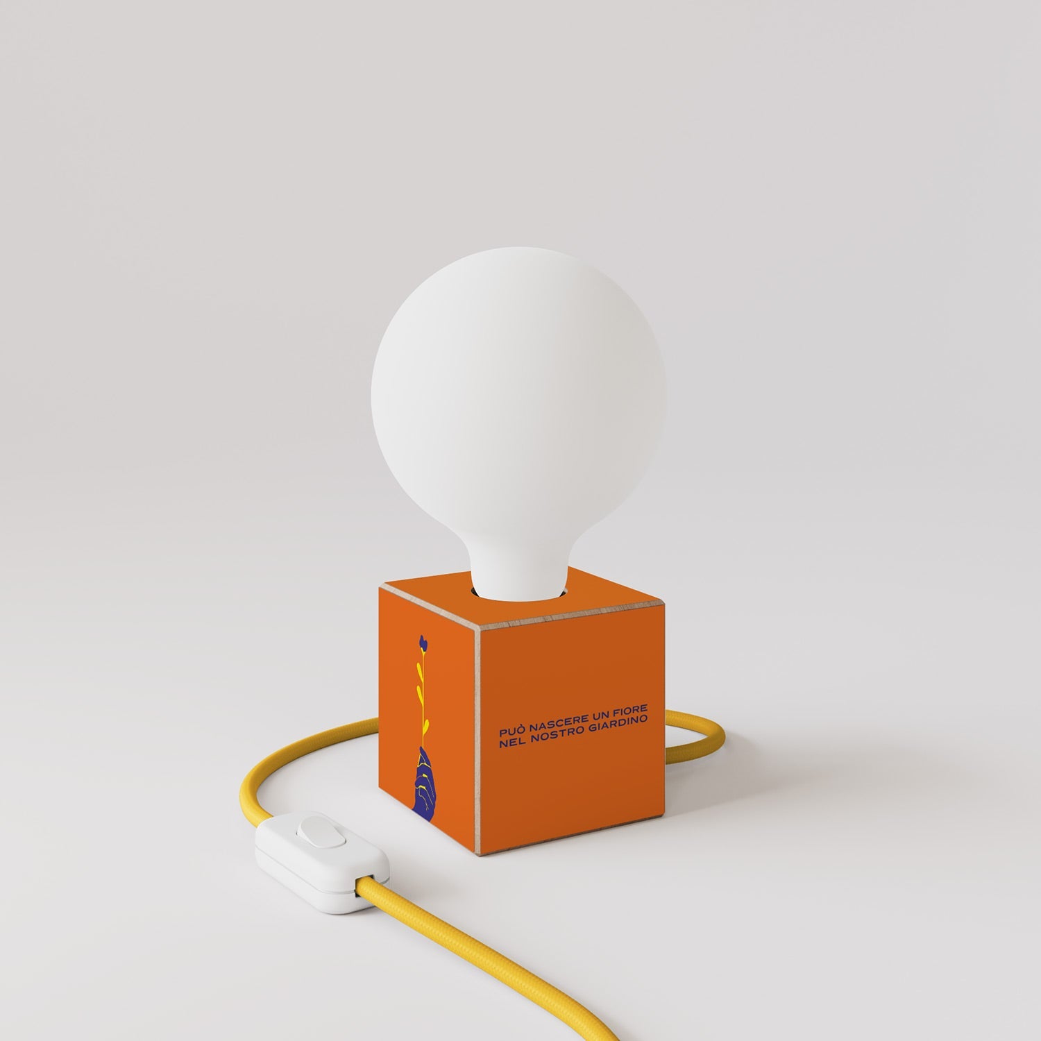 Lampada da tavolo Cubetto "Può nascere un fiore" con spina inglese e lampadina globo effetto porcellana - Santomanifesto